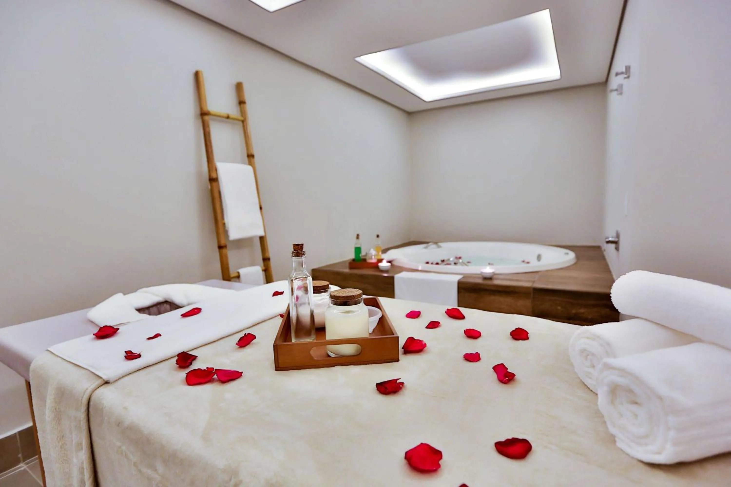 Hot Tub in Carpe Diem Boutique e Spa