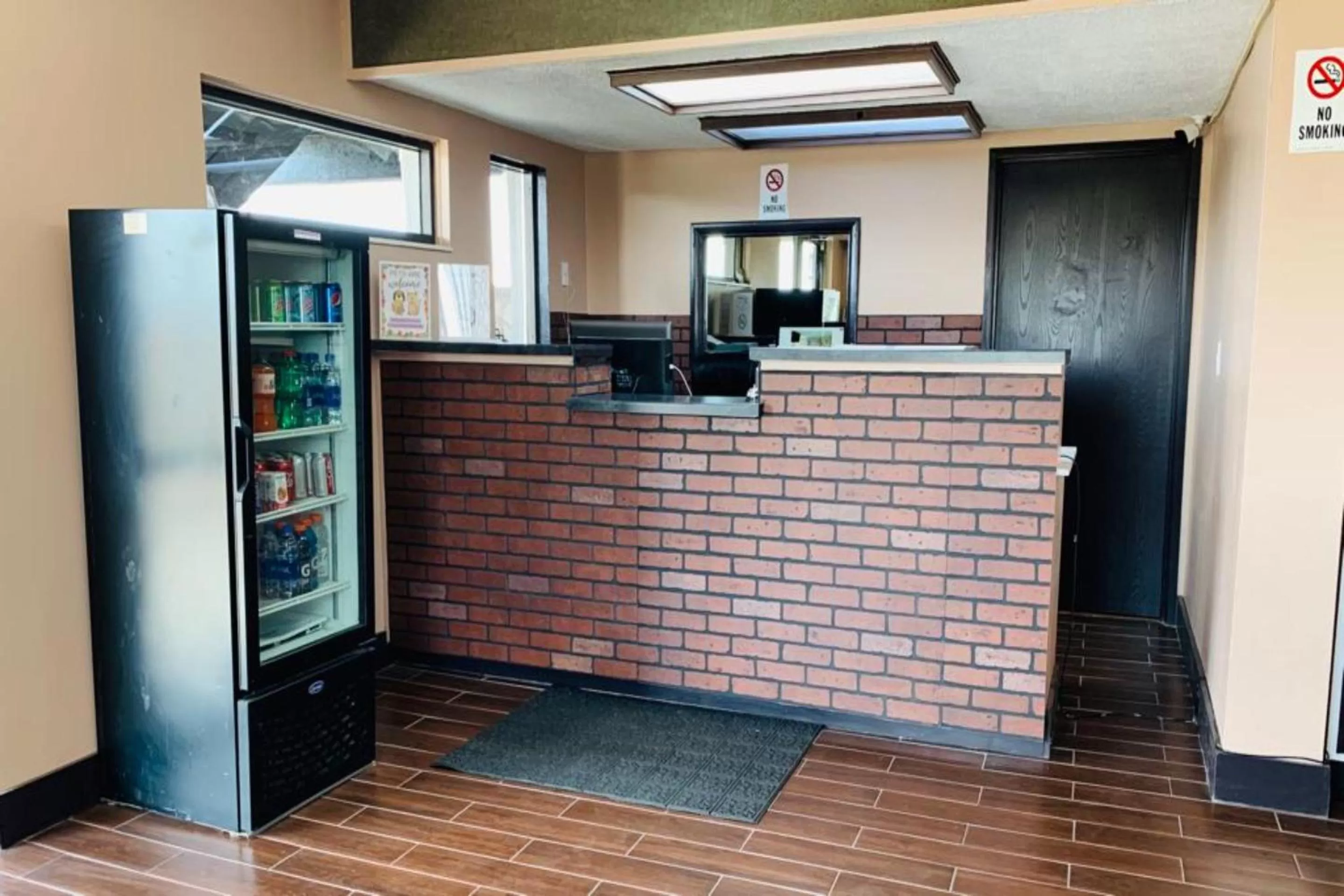 Lobby or reception in Economy Inn of Holland