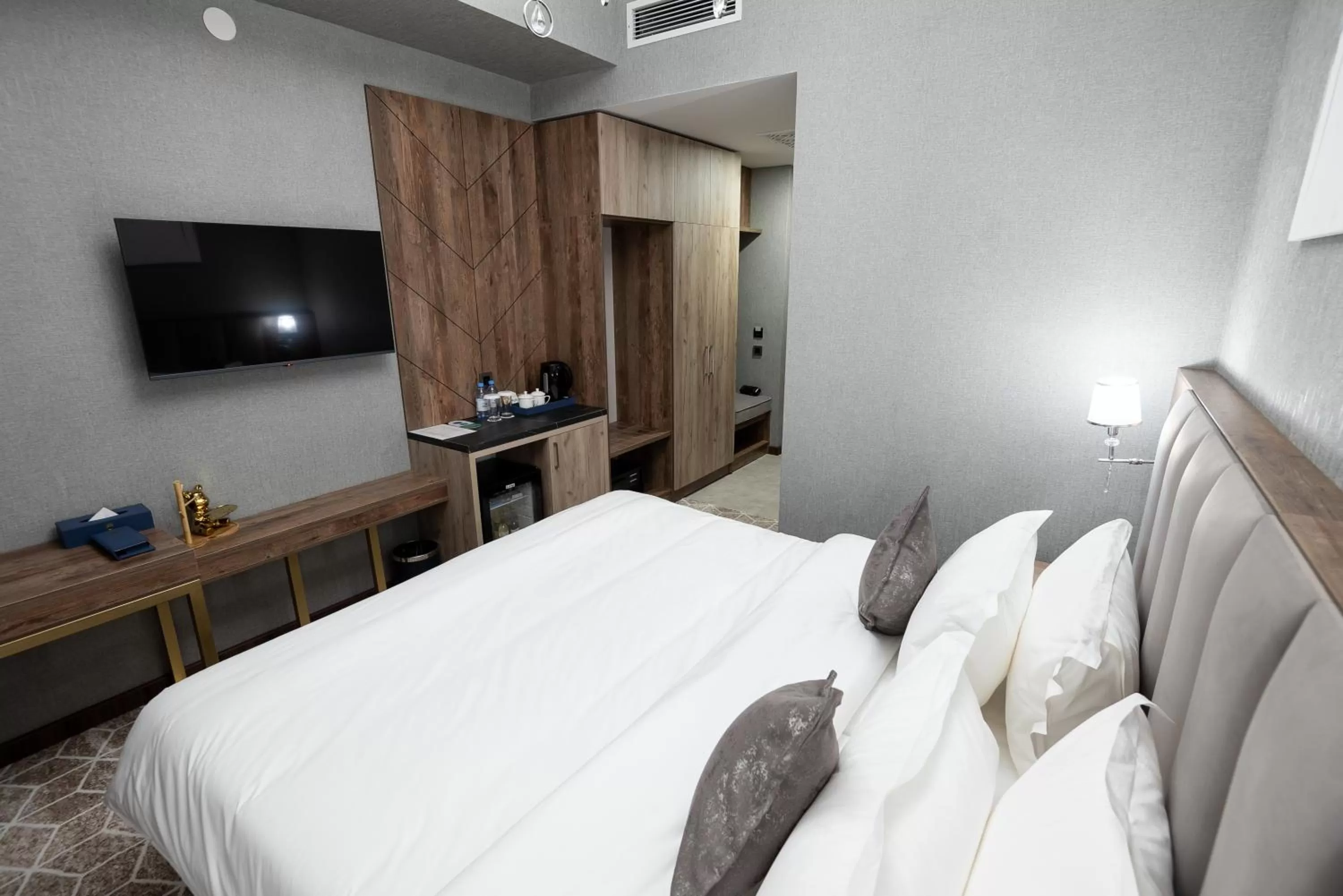 Photo of the whole room, Bed in Tauke Khan Plaza