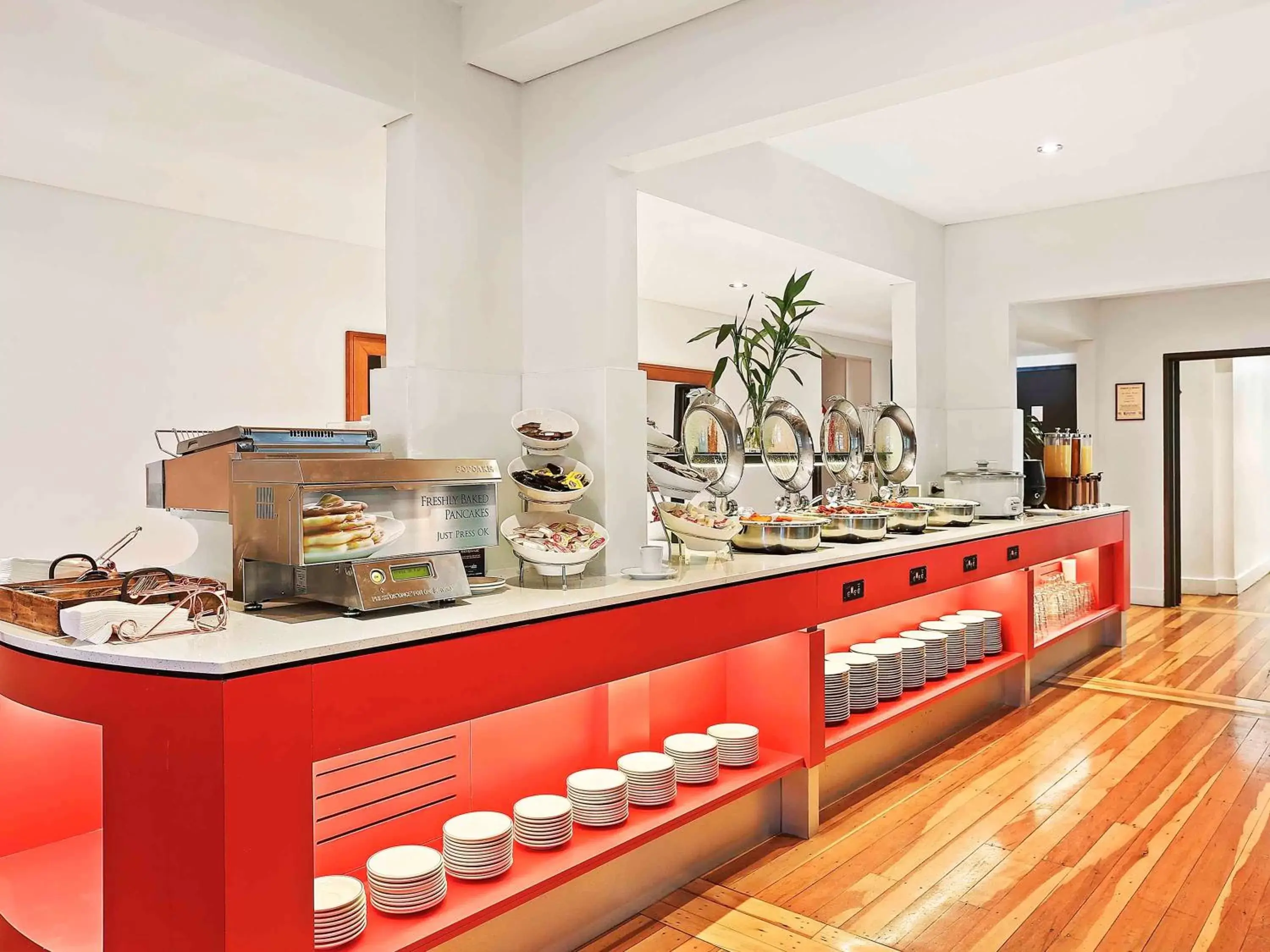 Restaurant/places to eat, Kitchen/Kitchenette in ibis Sydney World Square