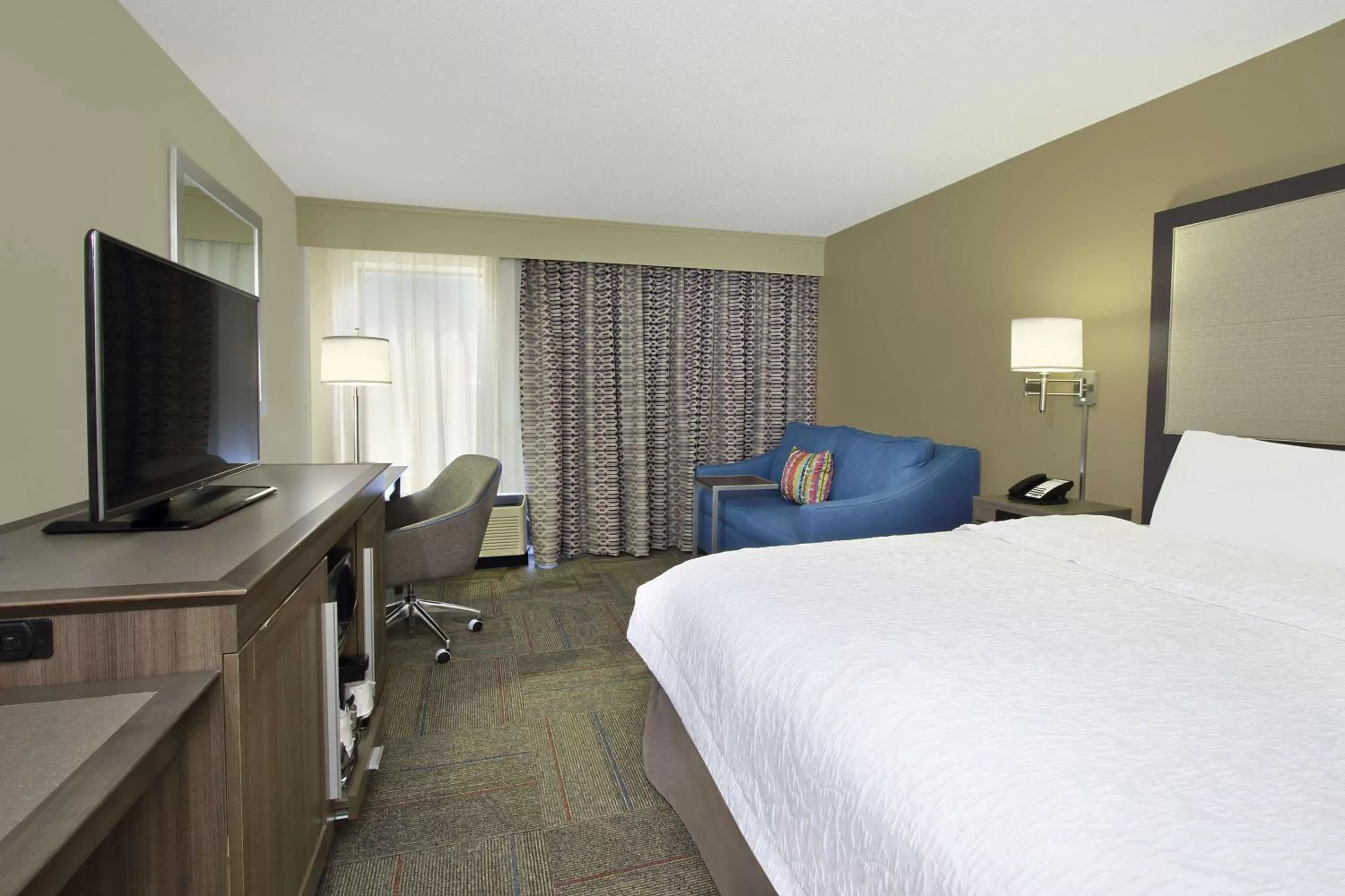 Bedroom, Bed in Hampton Inn Madison