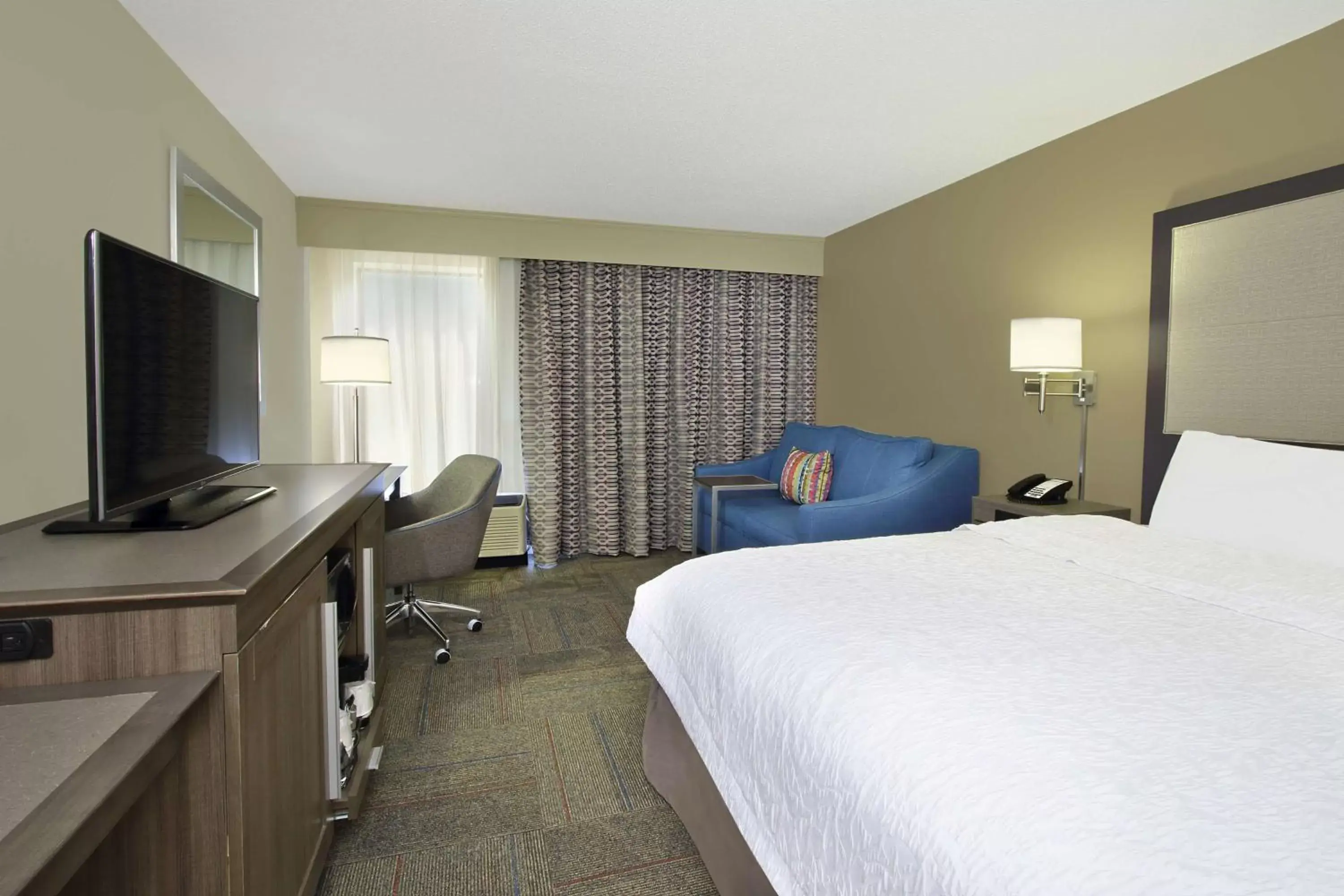 Bedroom, Bed in Hampton Inn Madison Bedroom, Bed in Hampton Inn Madison