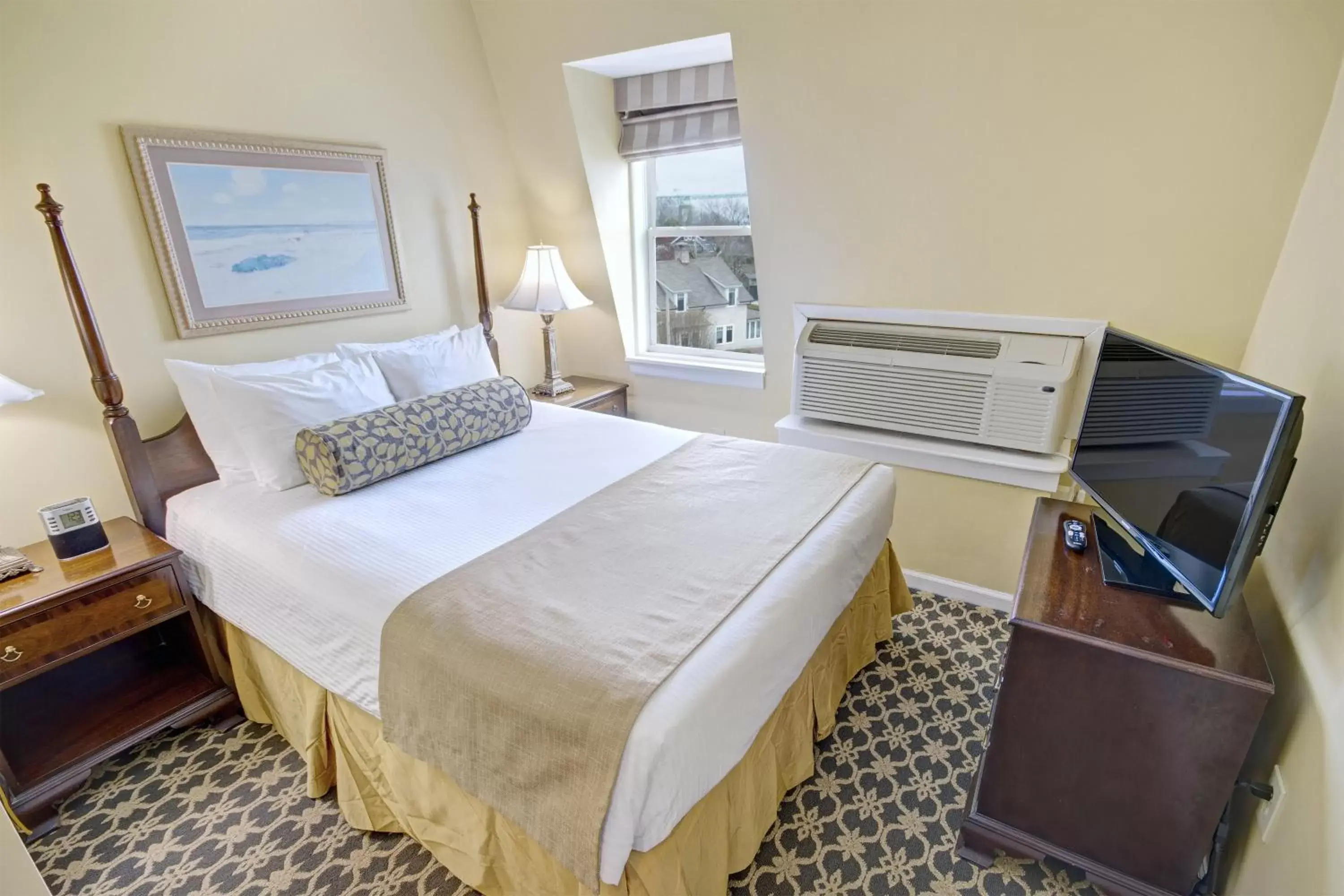 Photo of the whole room, Bed in Club Wyndham Bay Voyage Inn