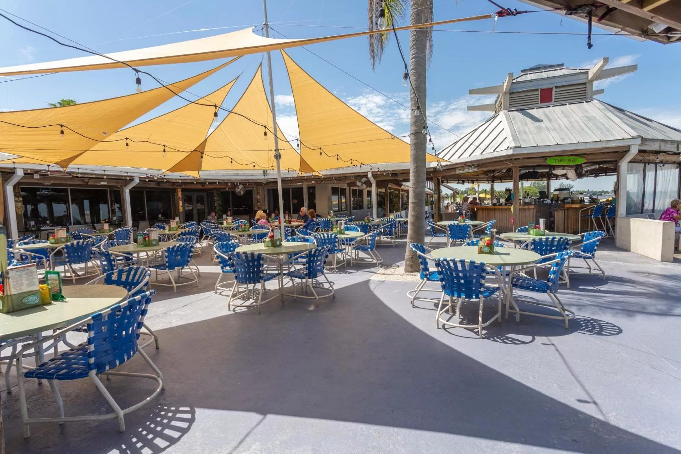 Restaurant/places to eat in TAMPA BAY, BEACH step away, WIFI, FREE PARKING,POOLS, JACUZZI