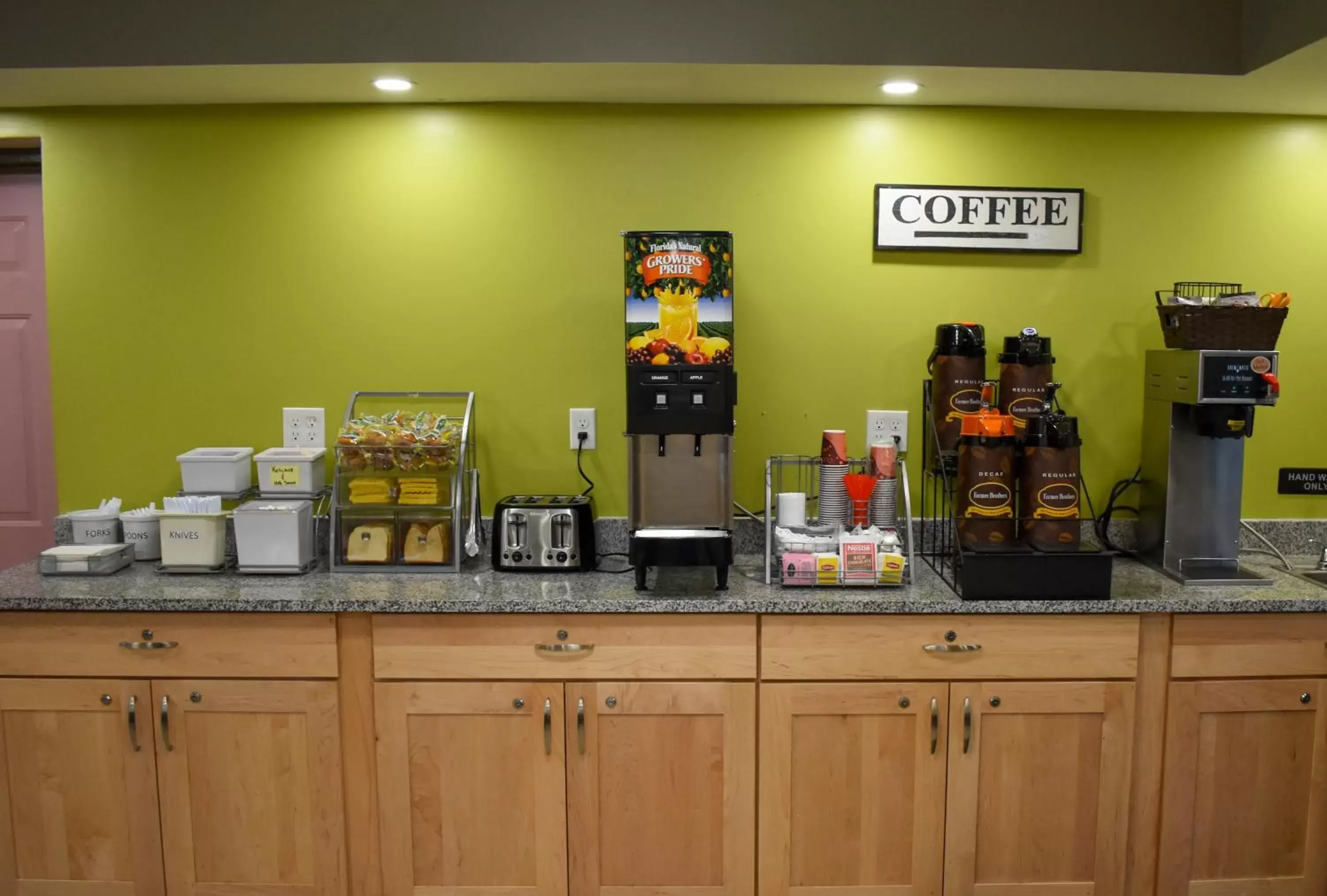 Coffee/tea facilities in Super 8 by Wyndham Branson/Andy Williams Theatre
