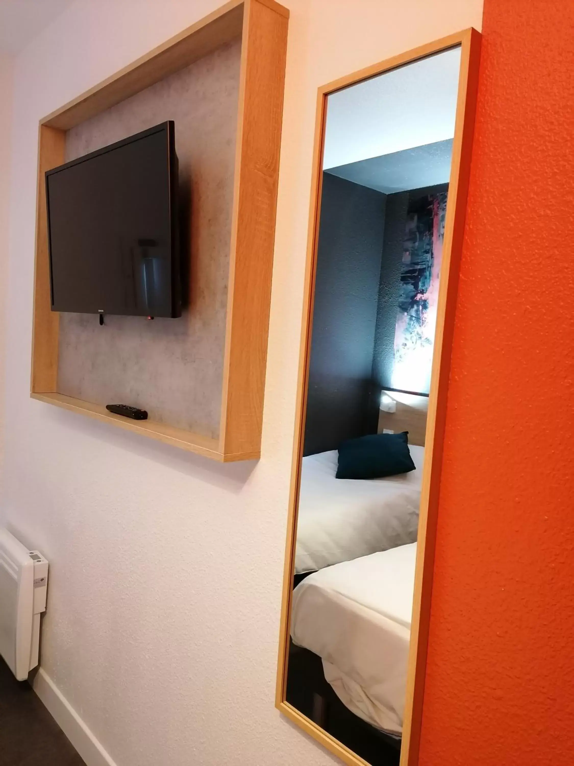 TV and multimedia, Bed in Kyriad Direct Martigues