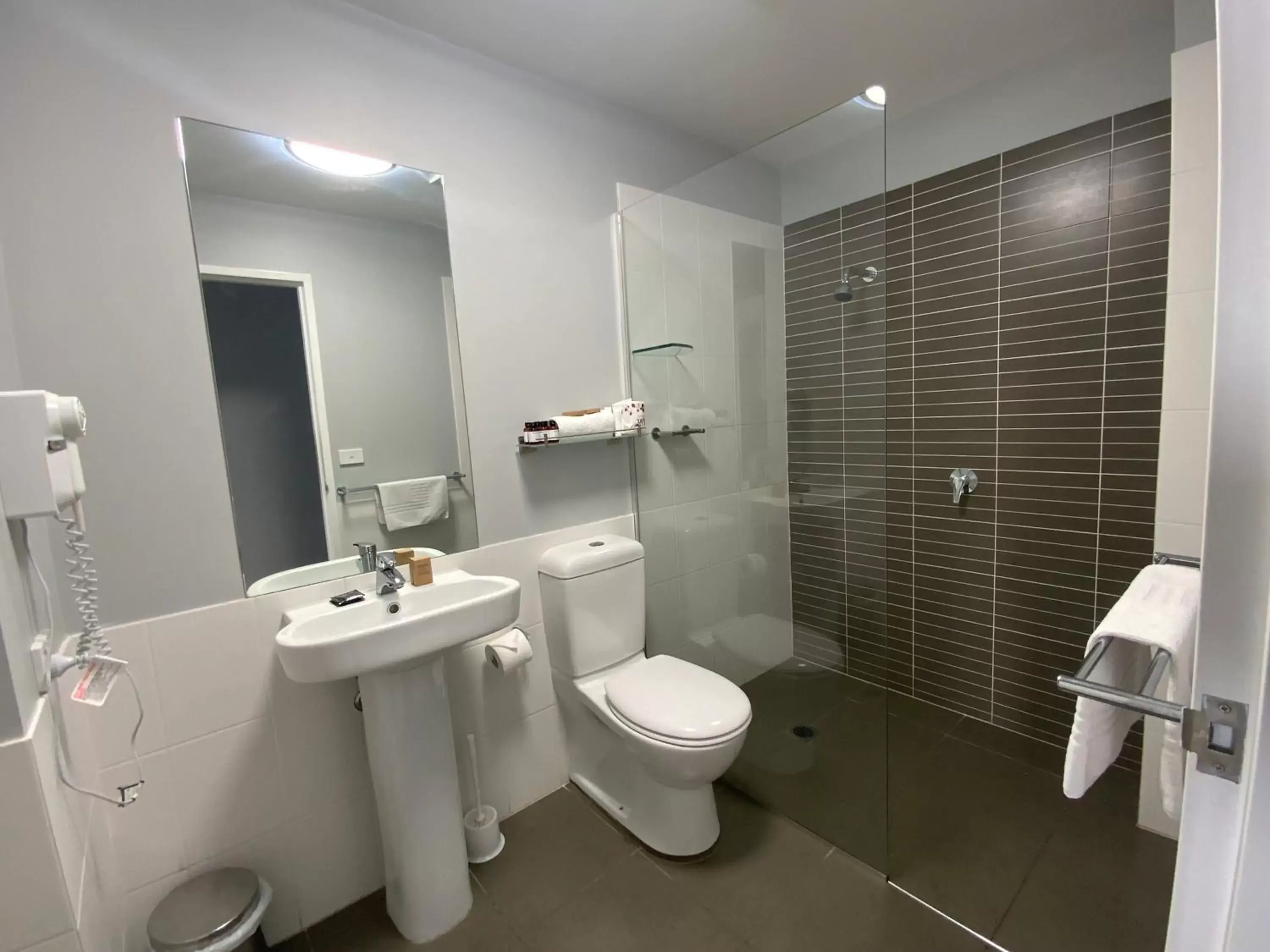 Bathroom in Honeysuckle Executive Apartments