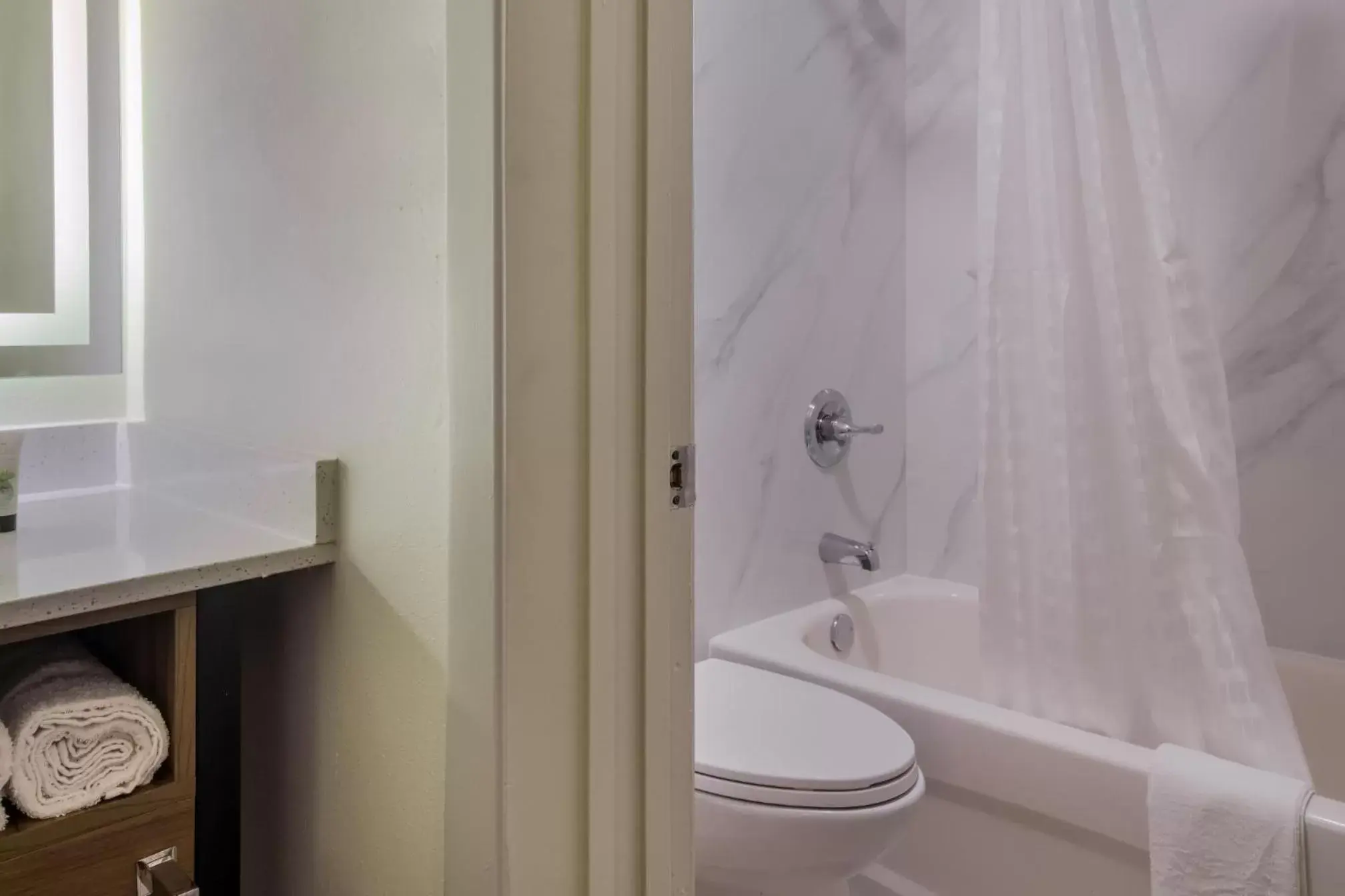 Shower, Bathroom in Signature Inn Houston Galleria