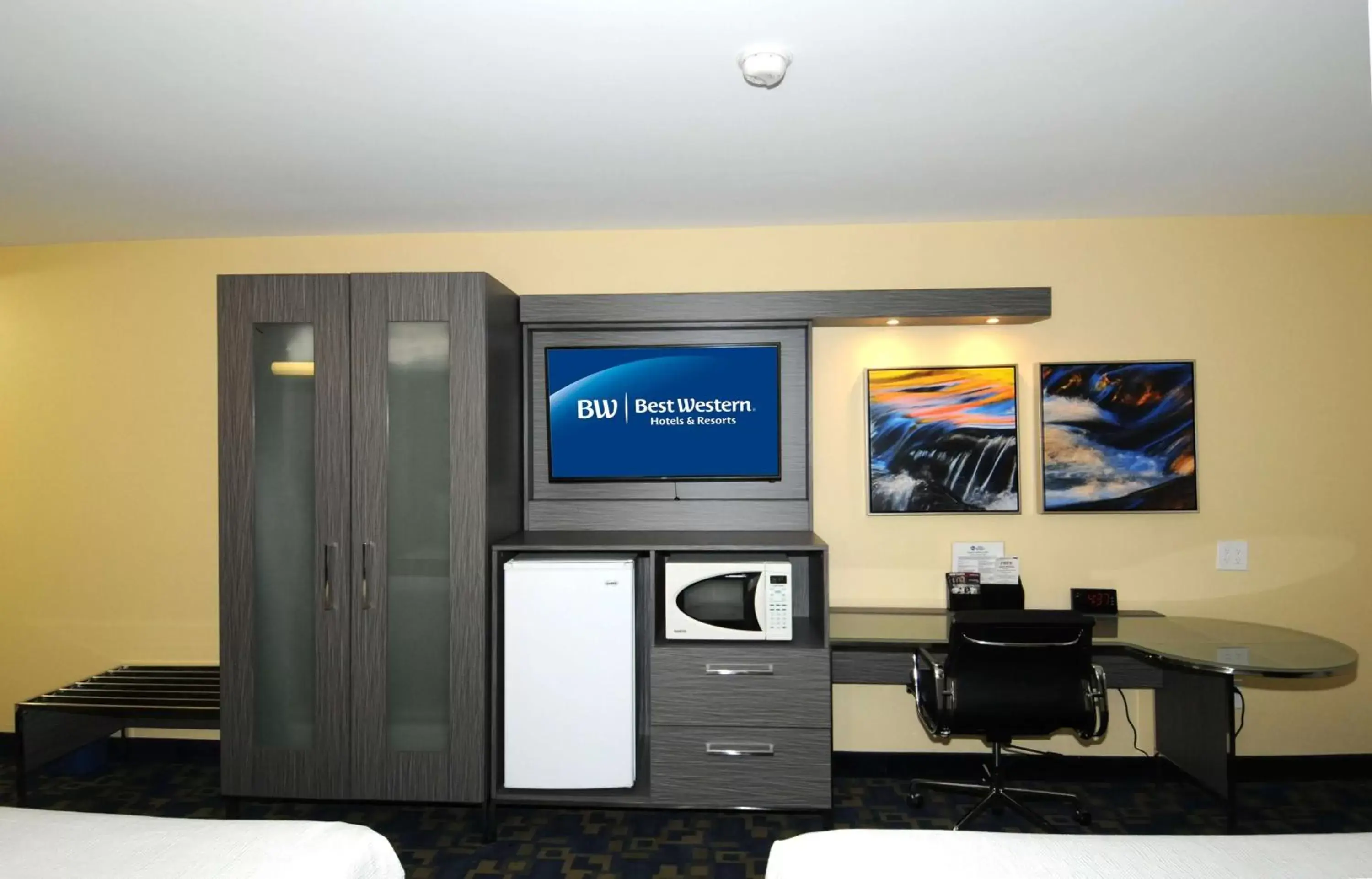 Photo of the whole room, TV/Entertainment Center in Best Western Antelope Inn & Suites