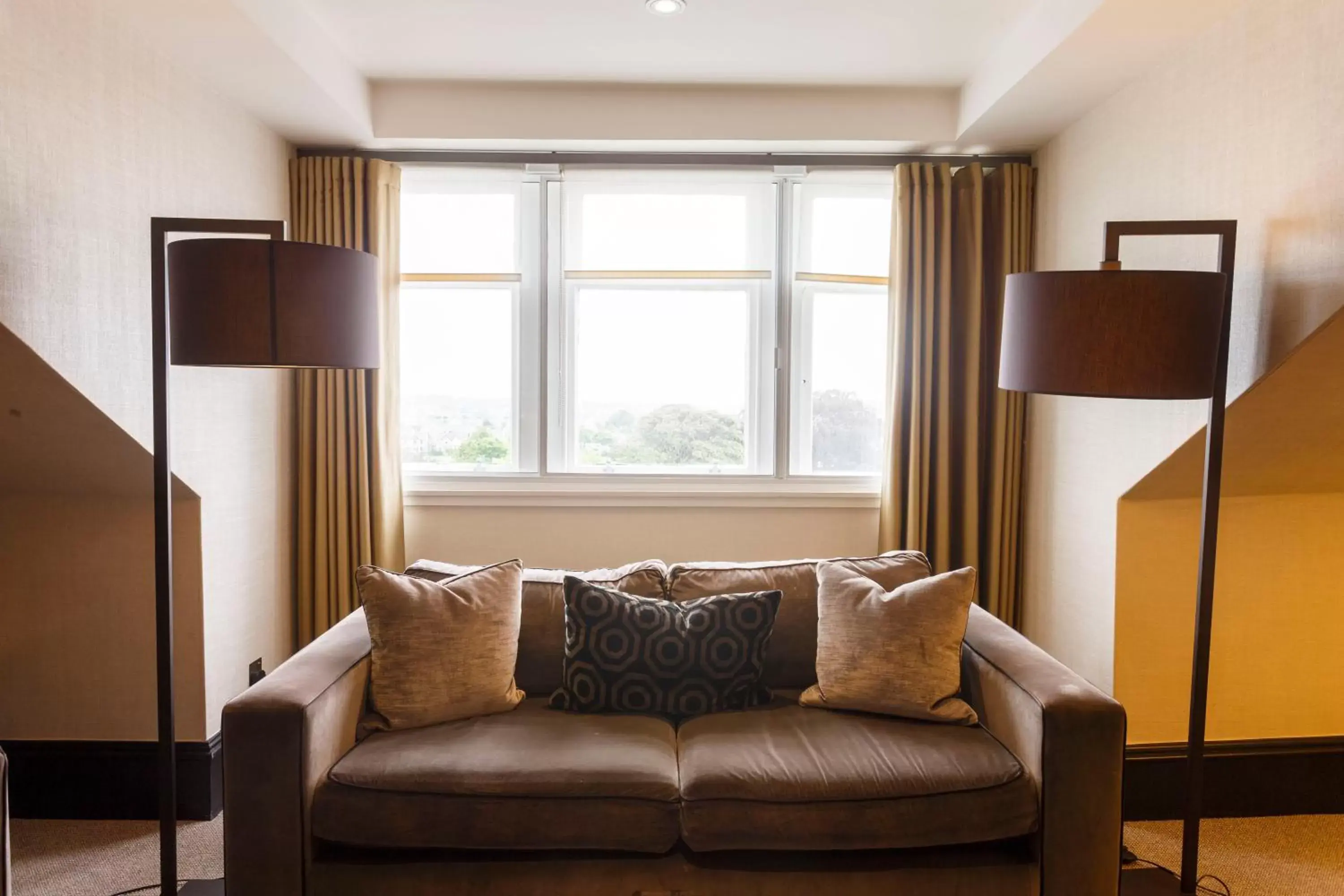 Coffee/tea facilities, Seating Area in The Chester Hotel