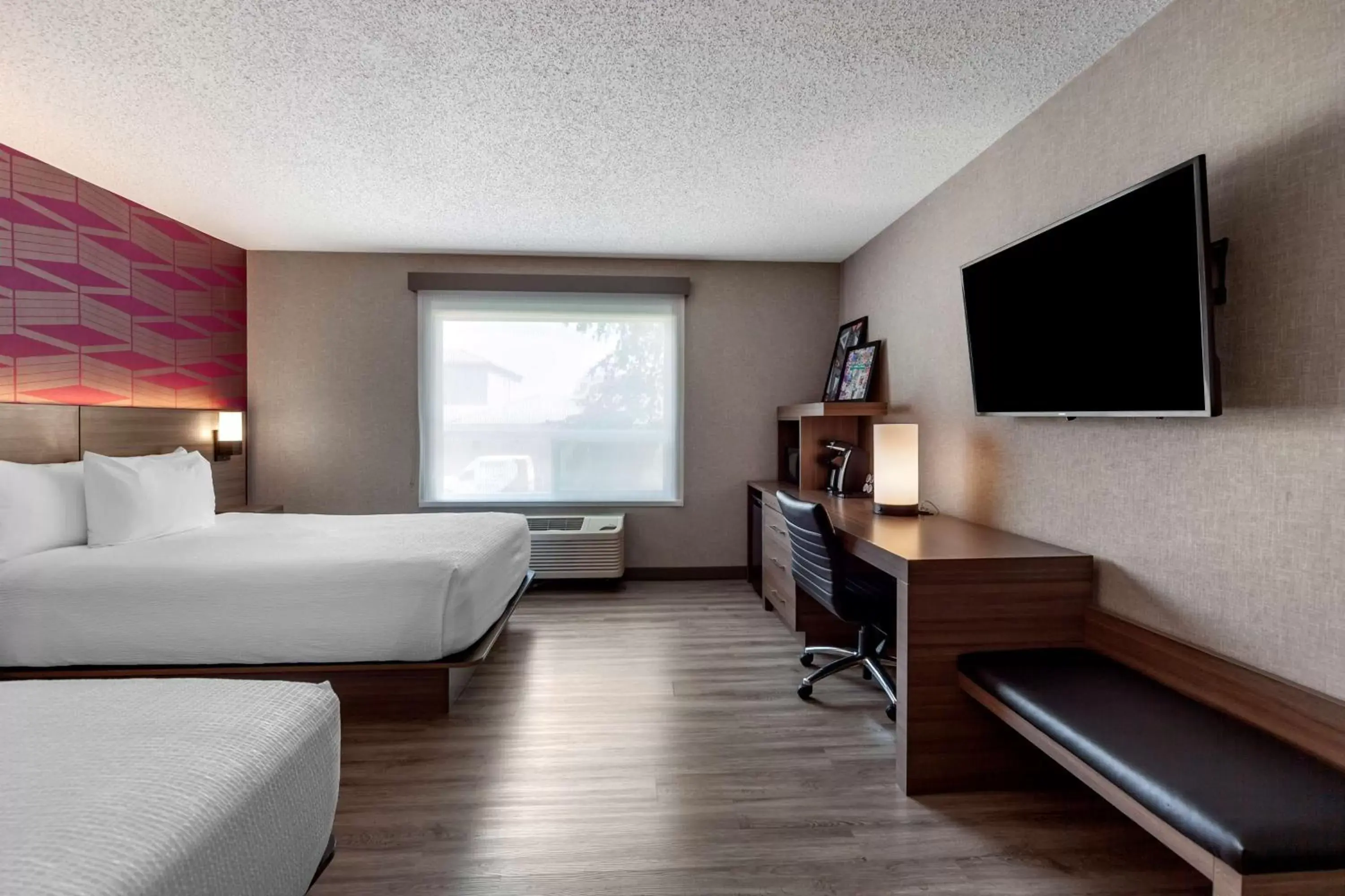 Bedroom, TV/Entertainment Center in Best Western Plus West Edmonton