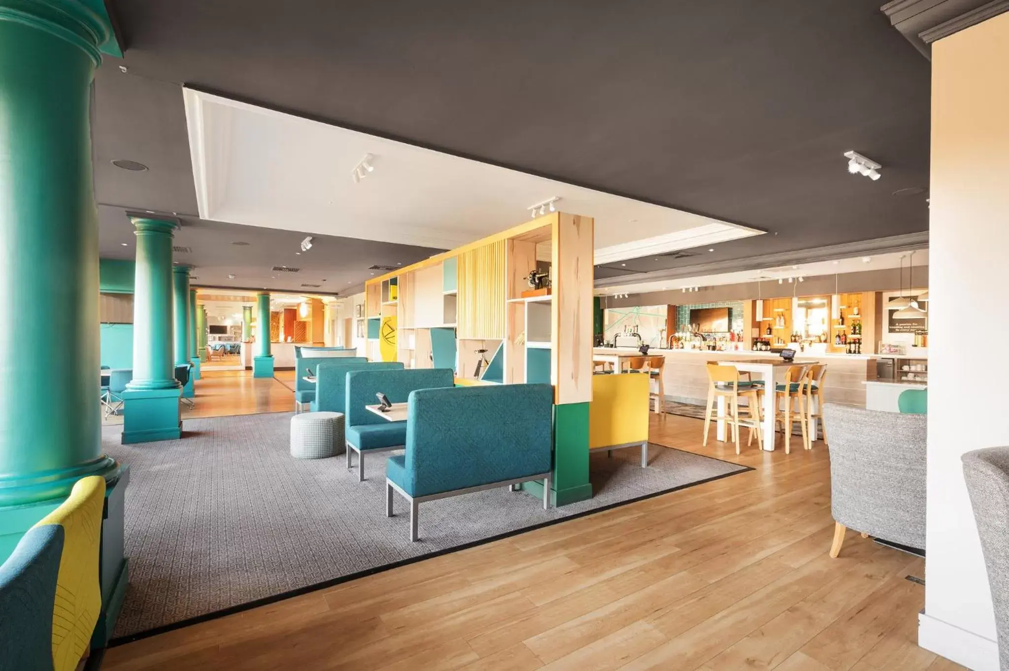 Lounge or bar in Holiday Inn Leeds Brighouse, an IHG Hotel