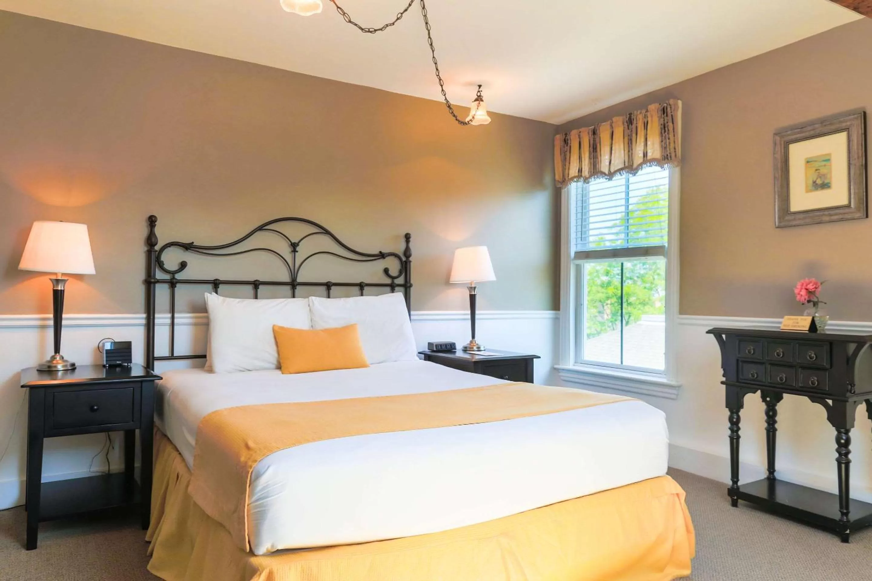 Standard Queen Room - Non-Smoking in Essex Street Inn & Suites, Ascend Hotel Collection