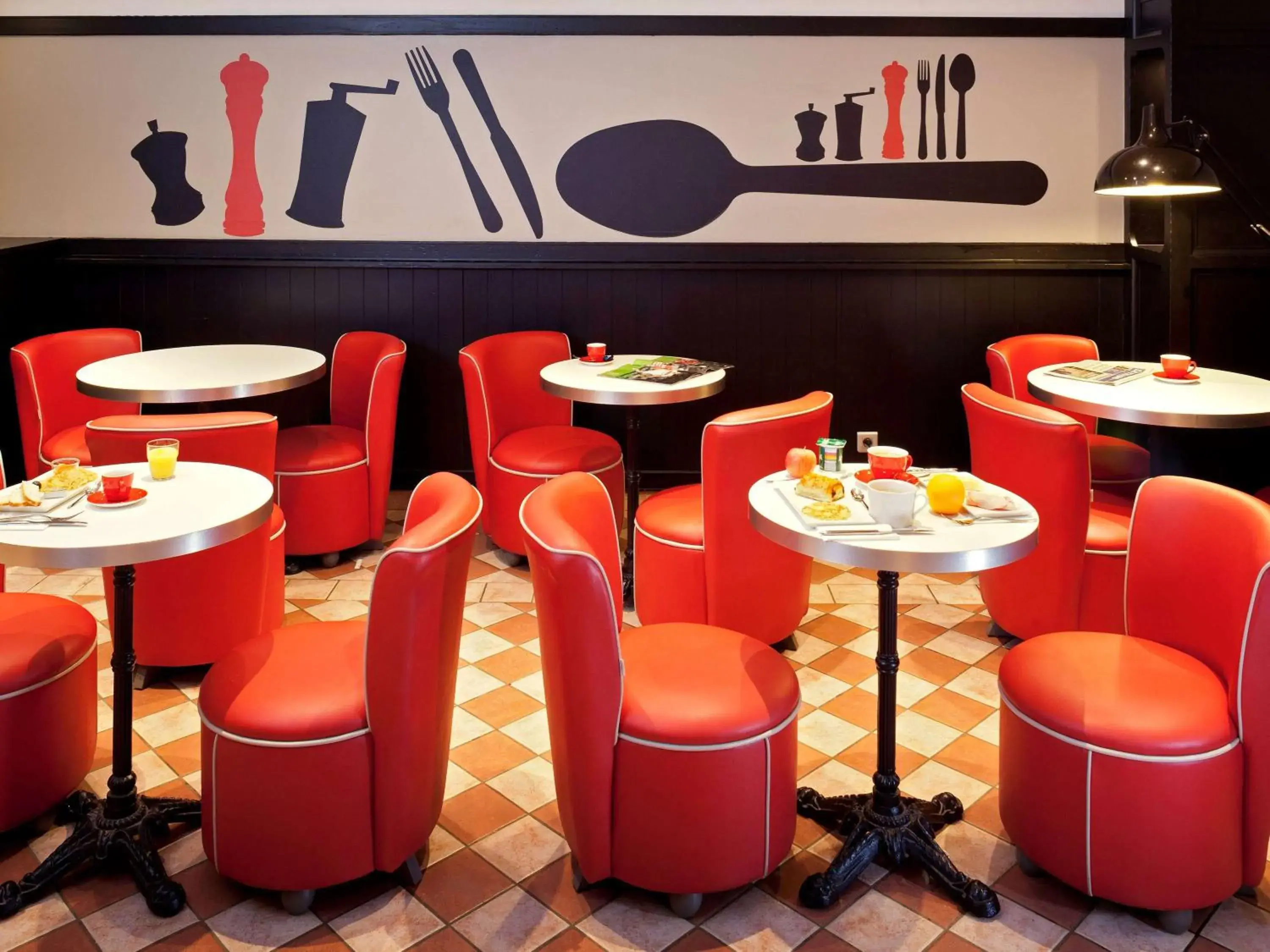 Restaurant/Places to Eat in ibis Paris la Défense Centre