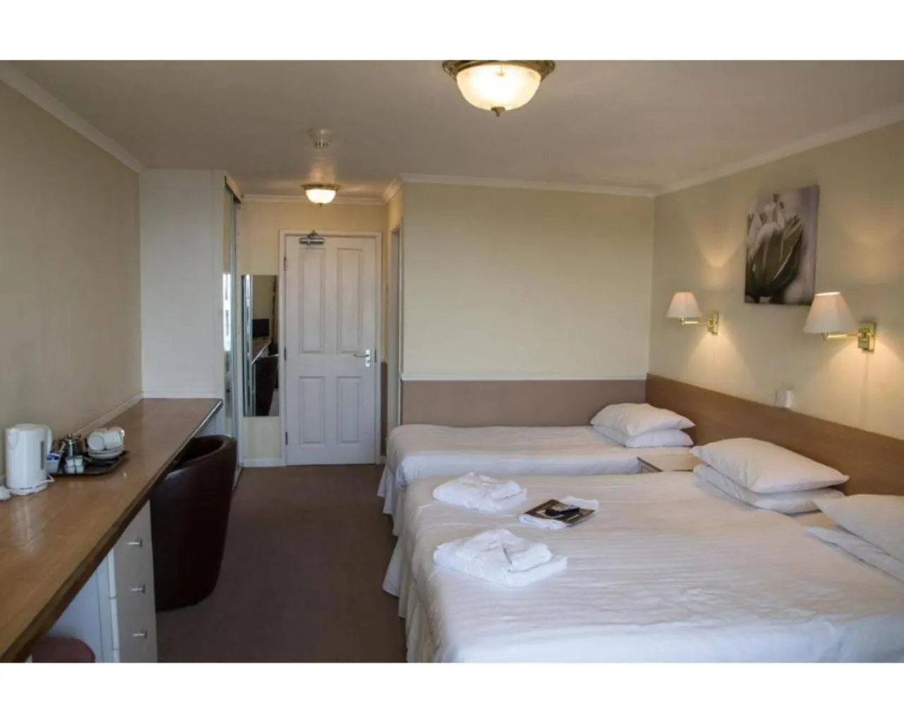 Bedroom, Bed in Richmond Hotel