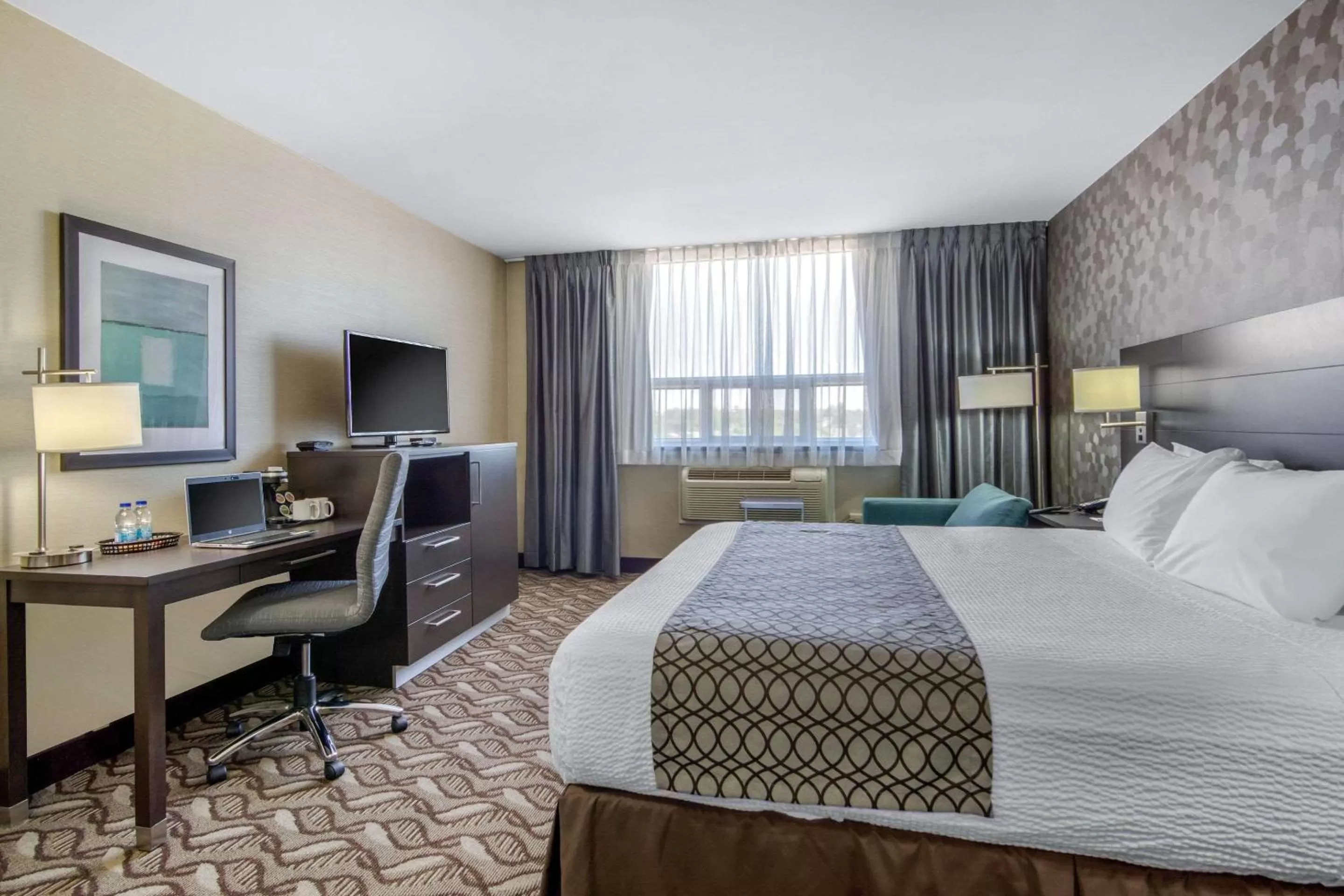 Photo of the whole room, Bed in Clarion Hotel