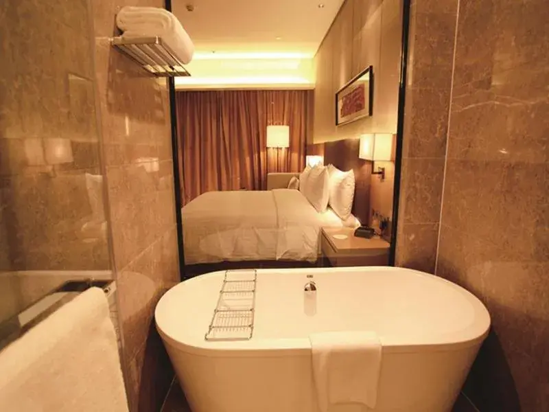 Hot Tub, Bathroom in Wyndham Xuzhou East Hotel