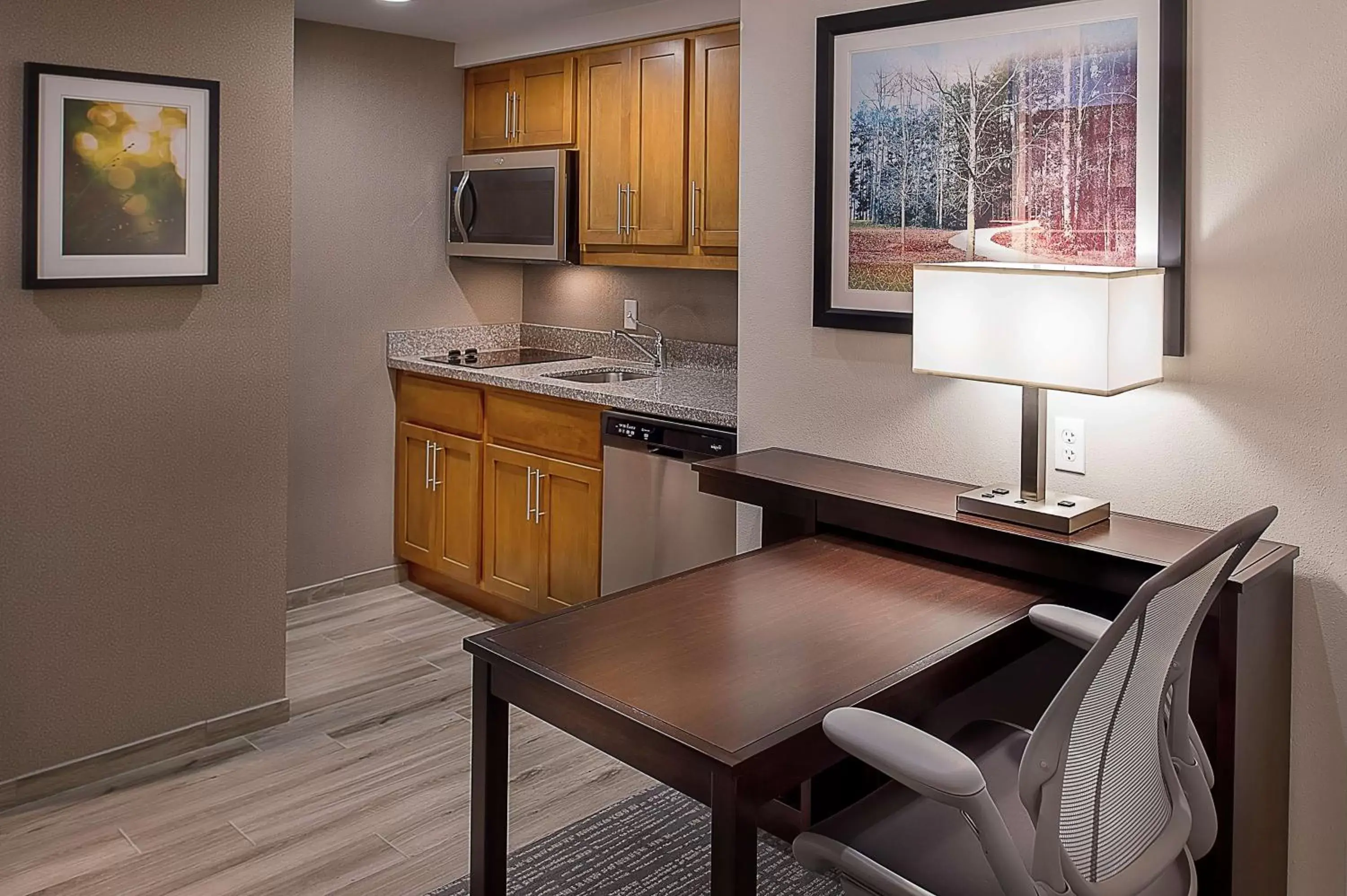 Living room, Kitchen/Kitchenette in Homewood Suites by Hilton St. Louis Westport