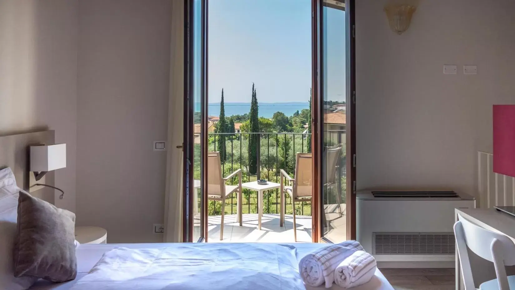 View (from property/room), Bed in Hotel Relais Agli Olivi