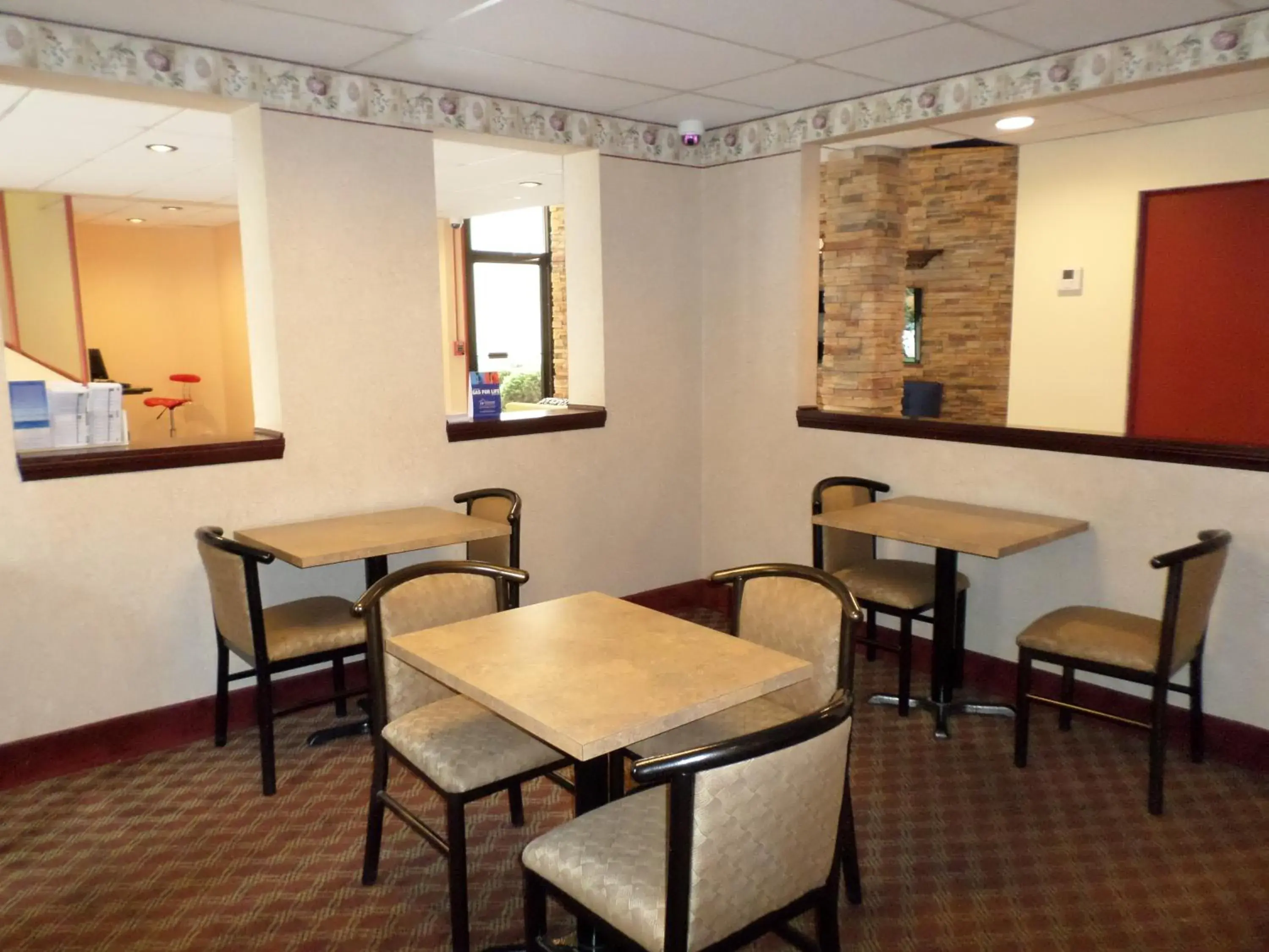 Communal lounge/ TV room, Restaurant/Places to Eat in Travelodge by Wyndham Cleveland Lakewood