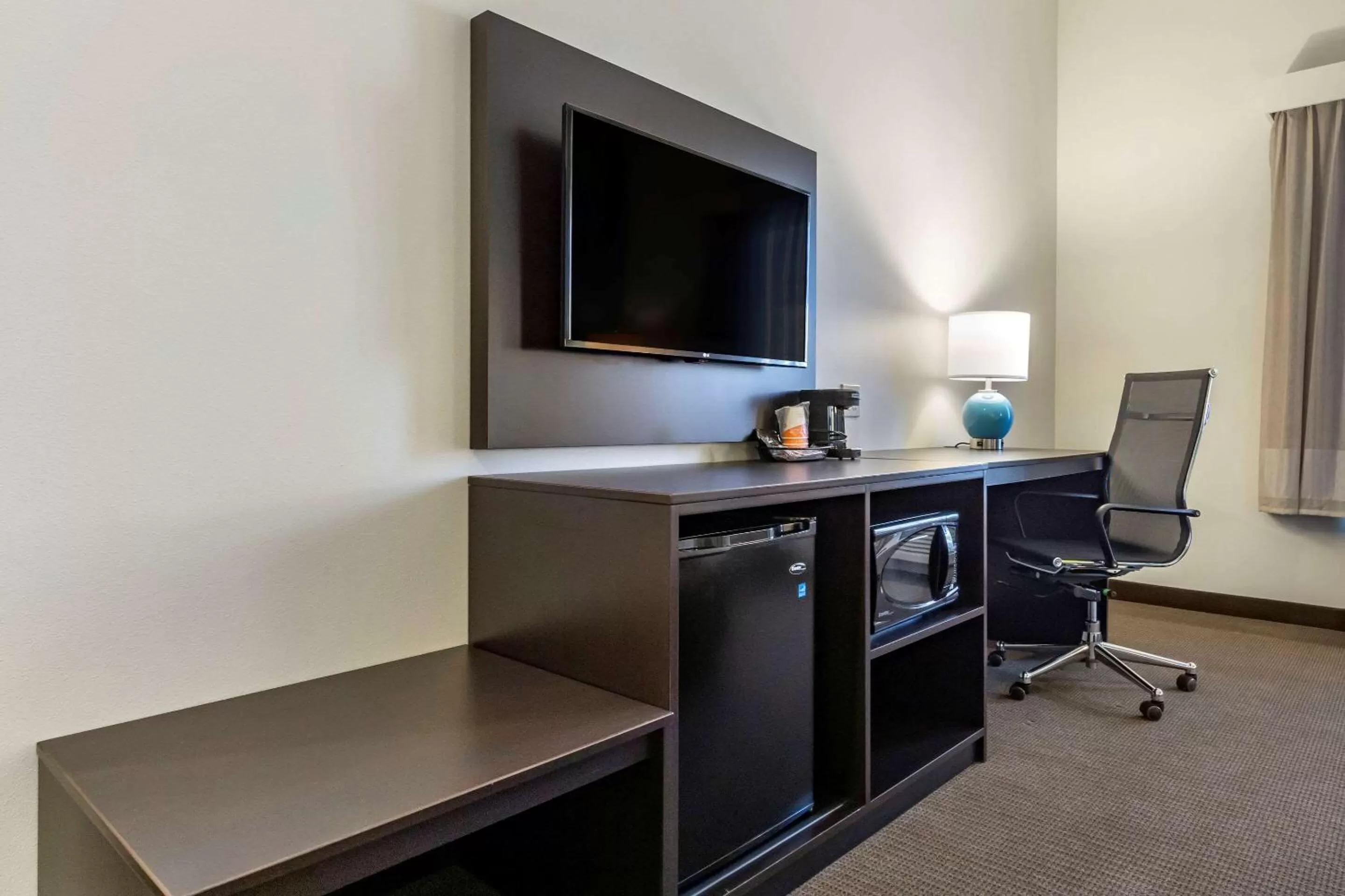 Photo of the whole room, TV/Entertainment Center in Sleep Inn & Suites Wenatchee-Leavenworth