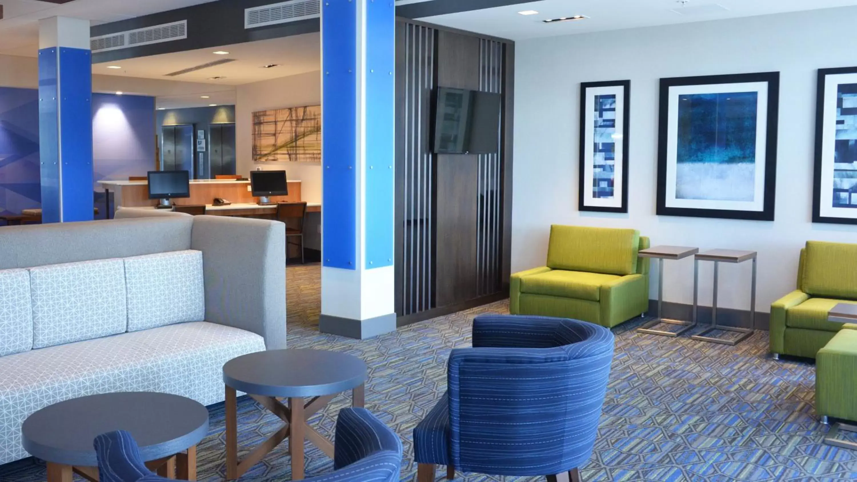Lobby or reception, Lounge/Bar in Holiday Inn Express & Suites - Jacksonville W - I295 and I10, an IHG Hotel