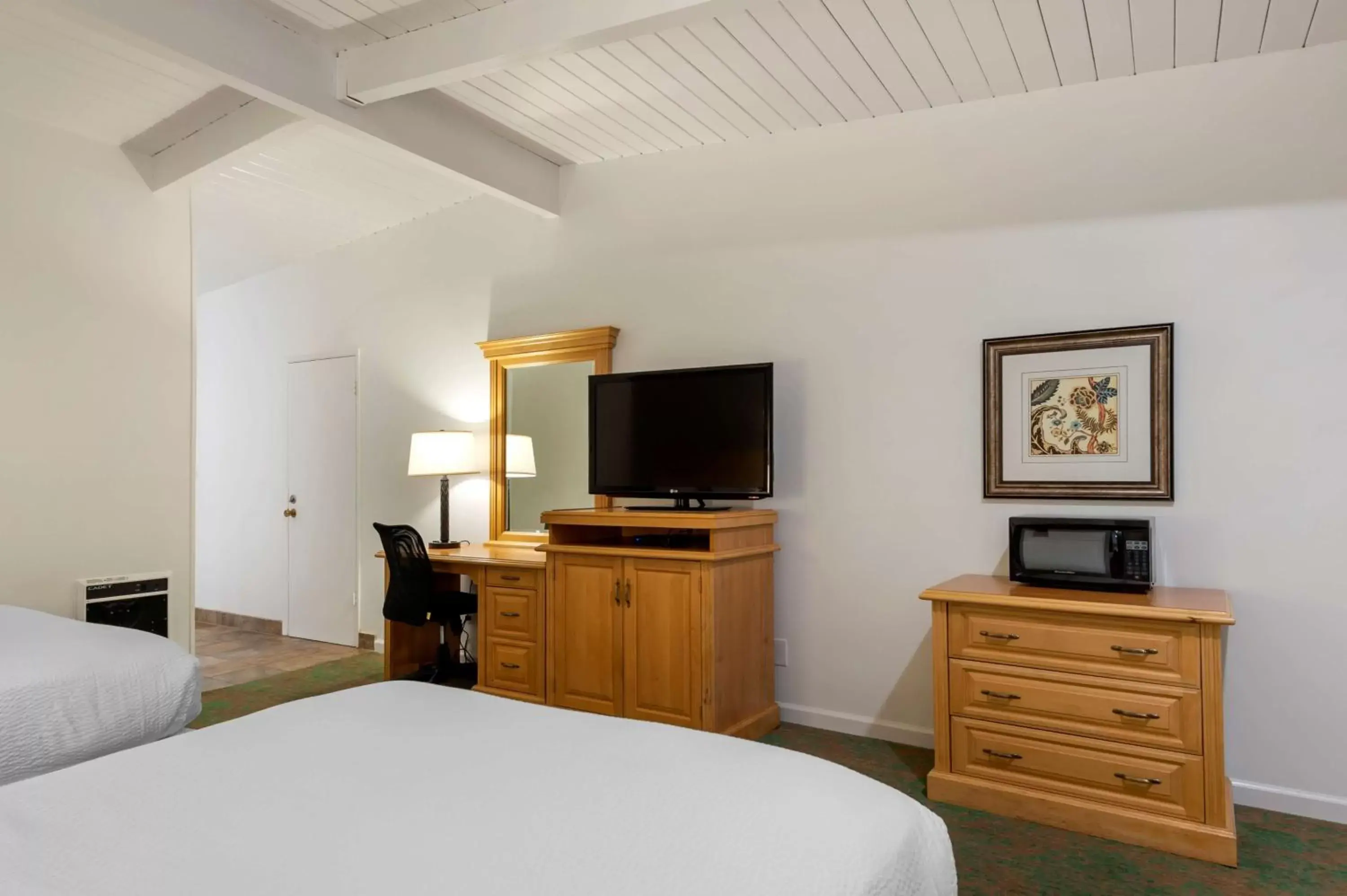 Bedroom, TV/Entertainment Center in Best Western Plus Santa Barbara