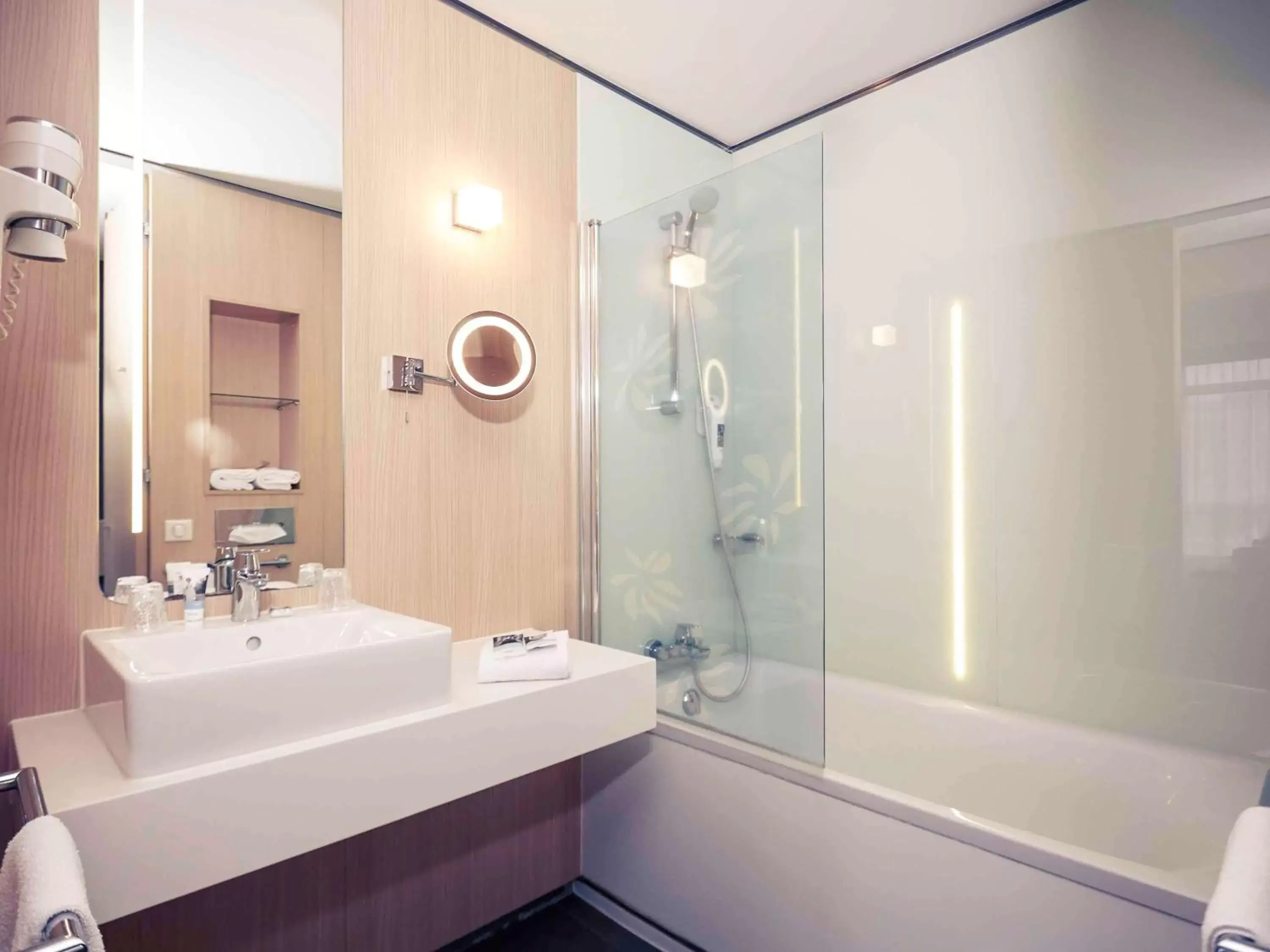 Photo of the whole room, Bathroom in Mercure Valenciennes Centre