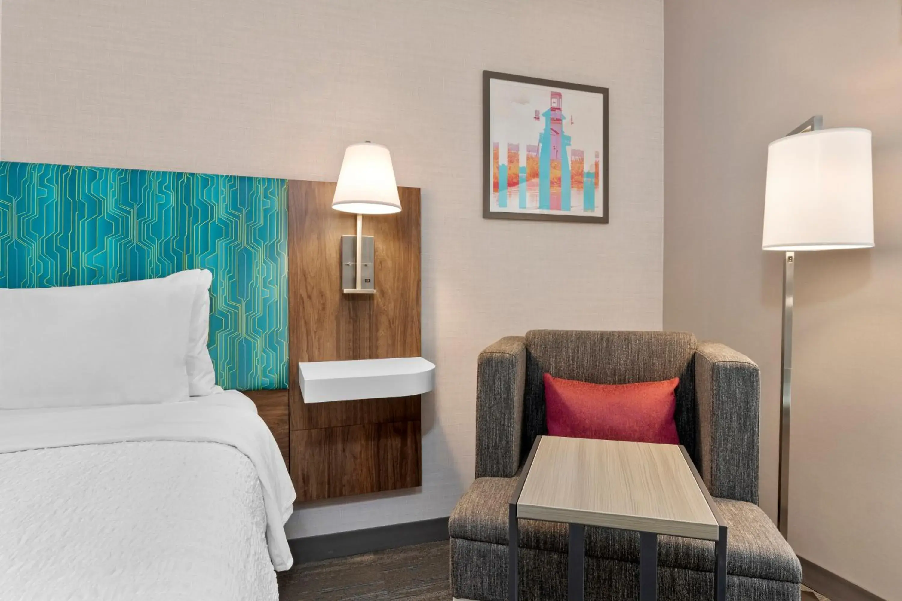 Bed, Seating Area in Hampton Inn By Hilton Cornwall