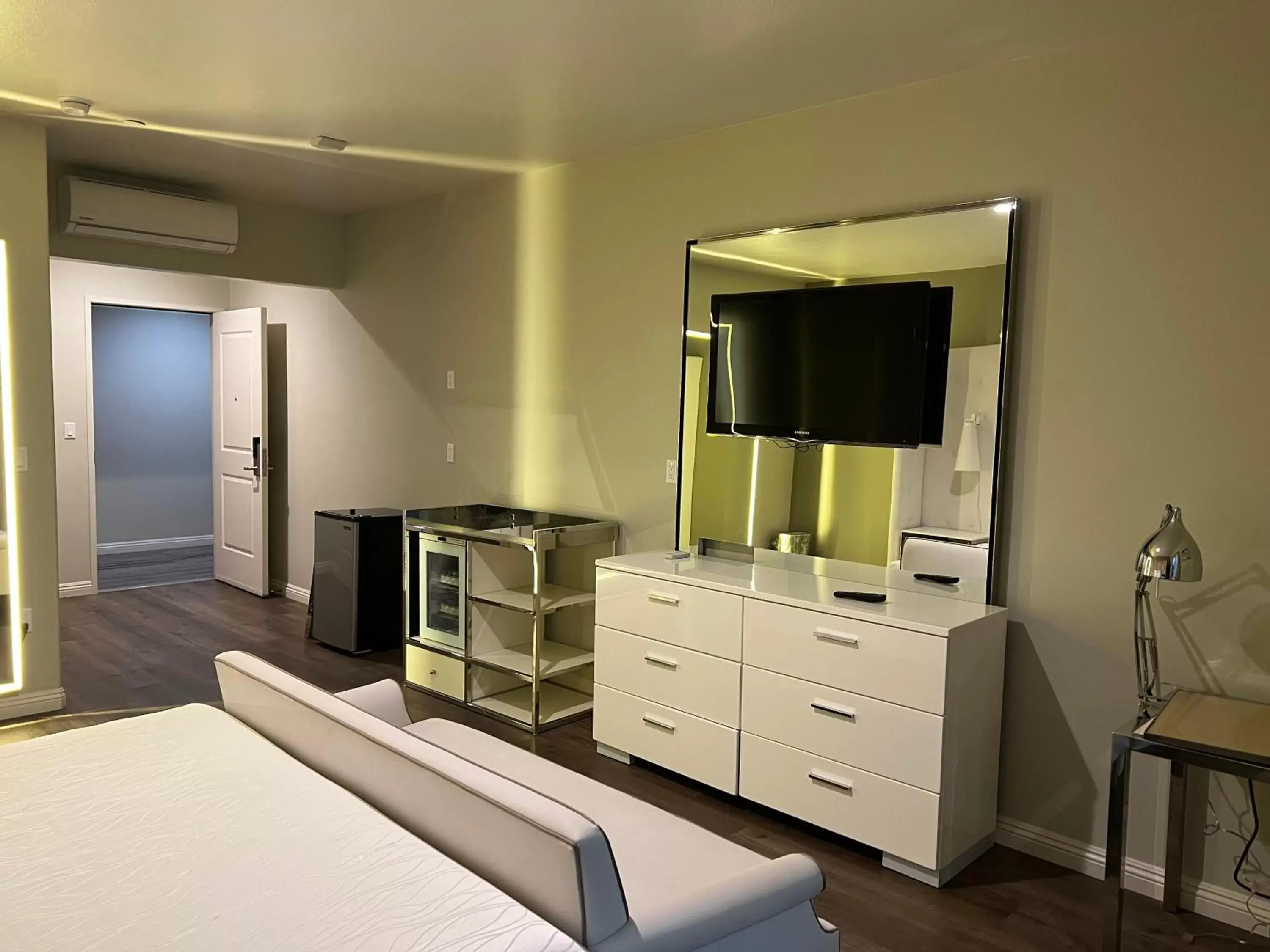 Bedroom, TV/Entertainment Center in ASPIRE INN & SUITES Orange