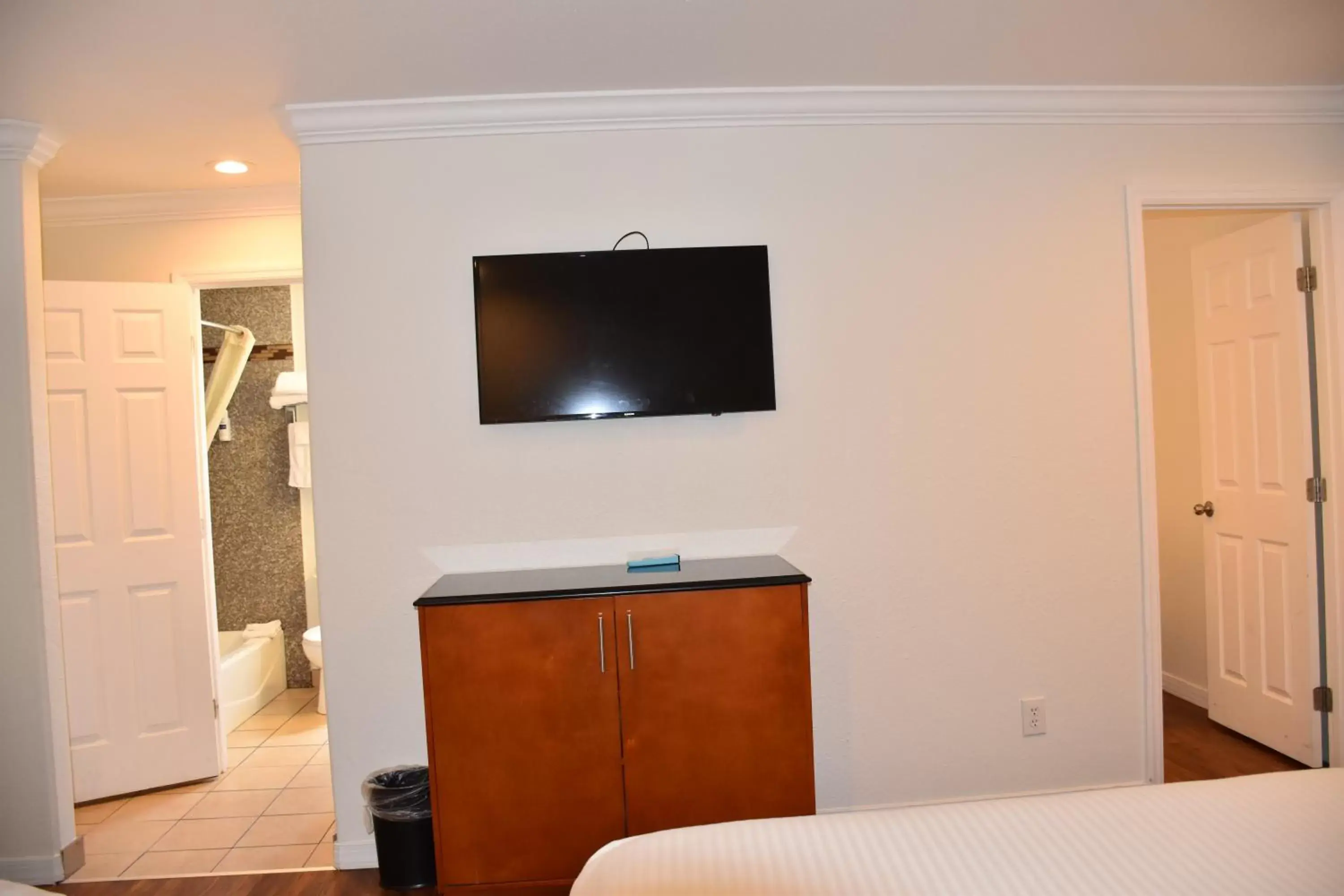 Bedroom, TV/Entertainment Center in Gateway Lodge