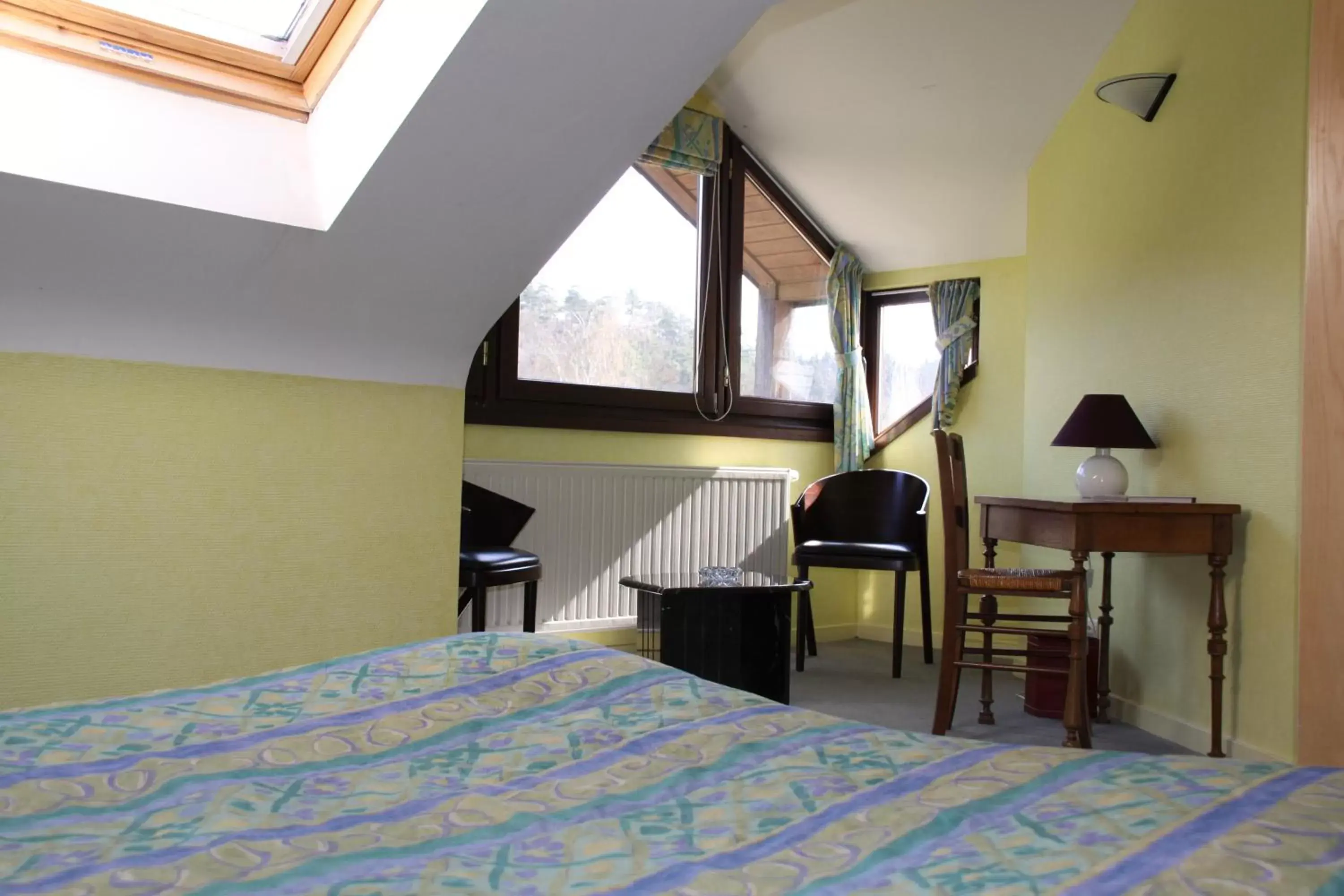 Bedroom, Bed in Logis Hostellerie De La Claire Fontaine