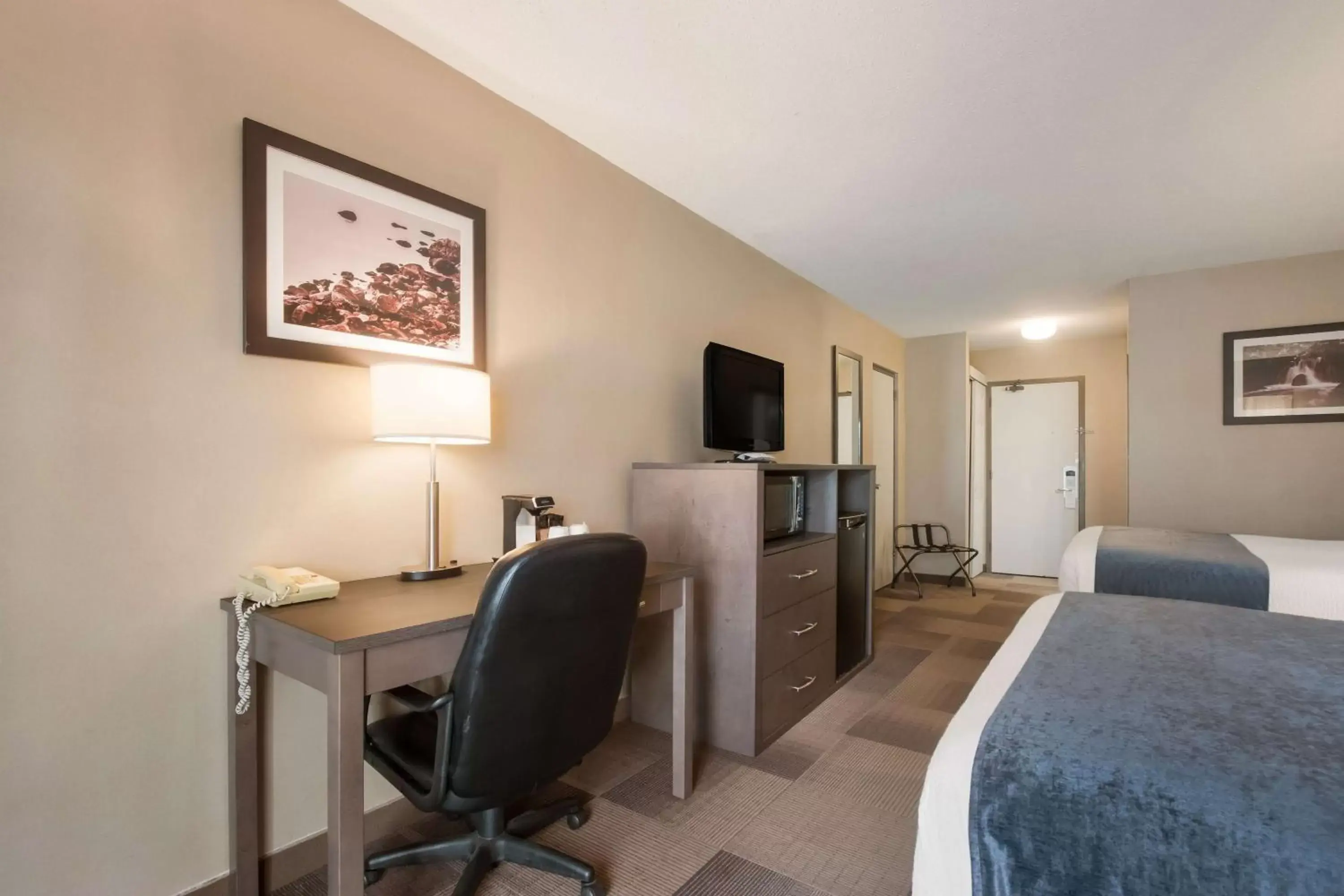 Bedroom, TV/Entertainment Center in Best Western St Catharines Hotel & Conference Centre