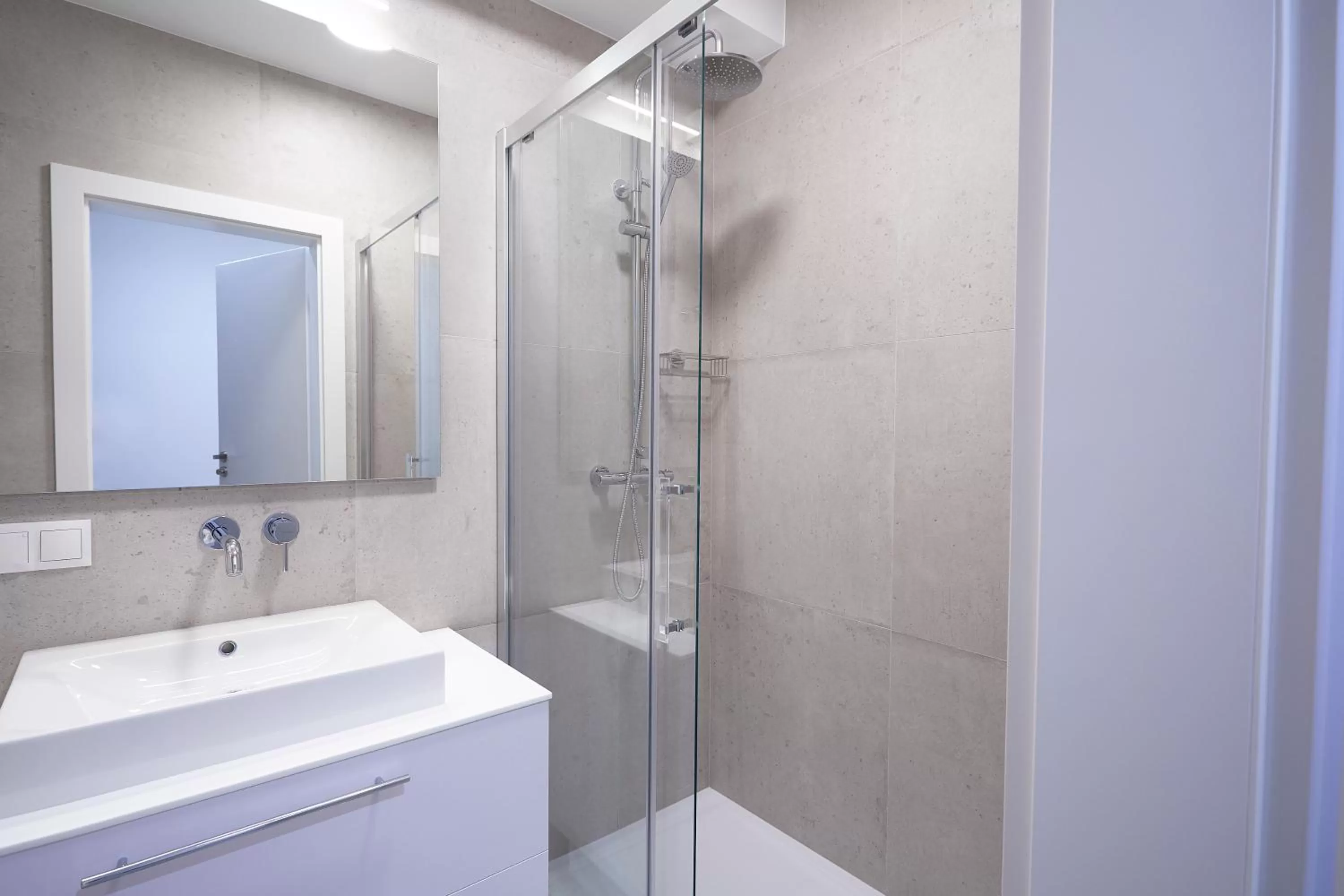 Shower in RAJSKA 3 by PI Apartments