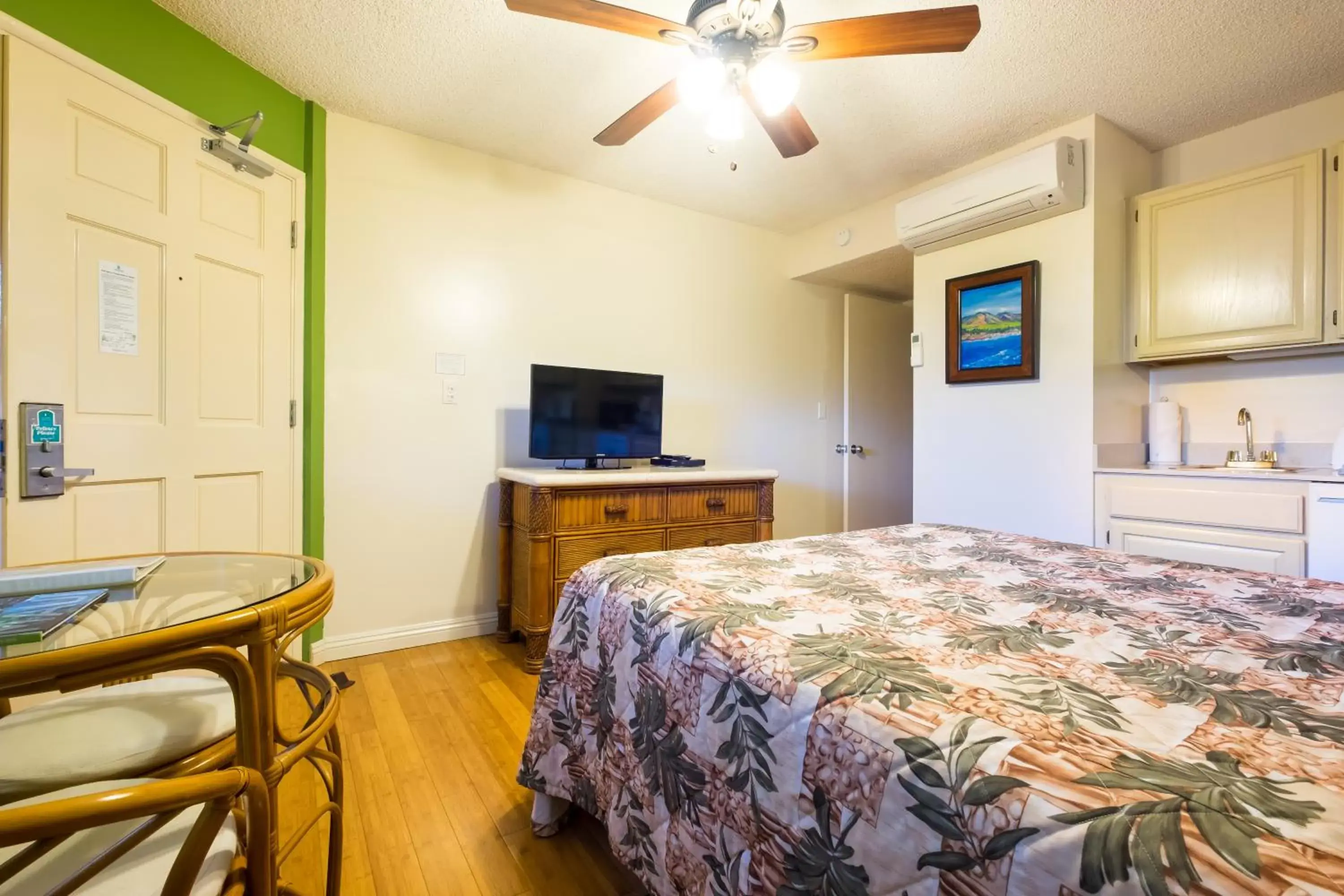 Bed, TV/Entertainment Center in Kahana Falls Resort