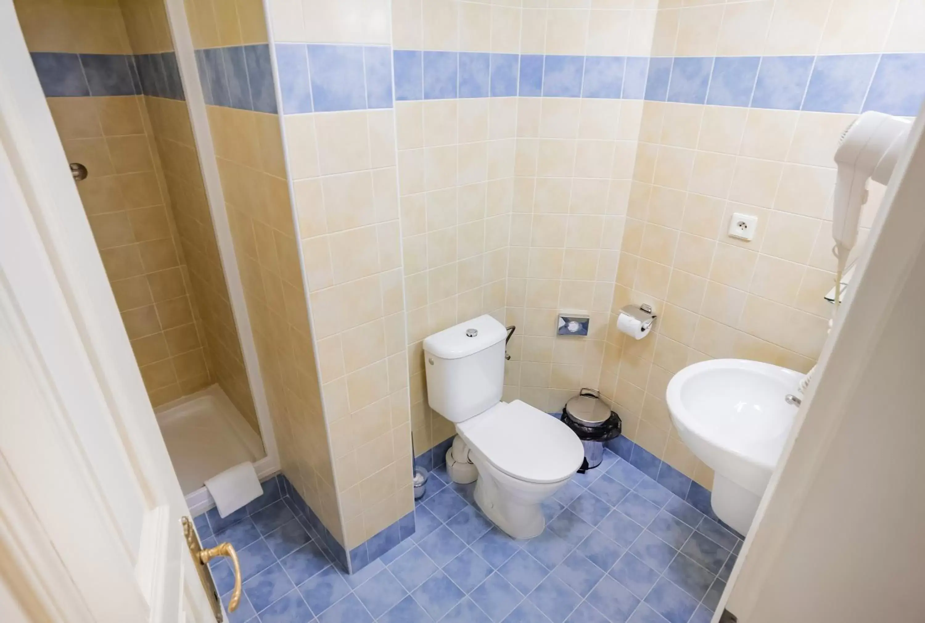 Shower, Bathroom in Hotel Orion