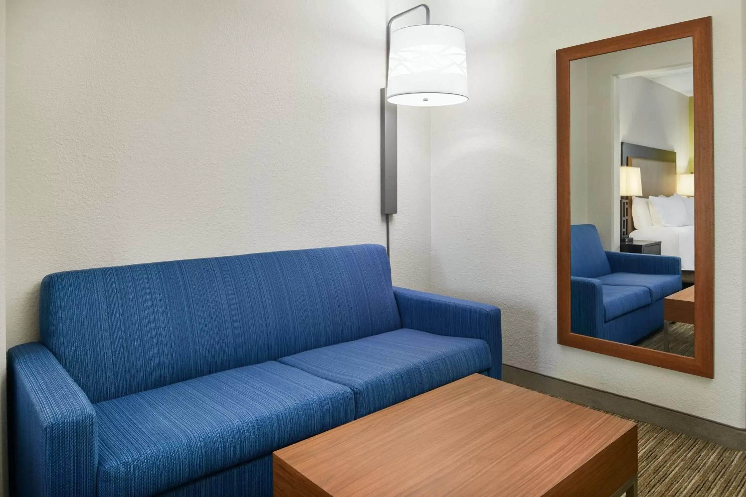 Photo of the whole room, Seating Area in Holiday Inn Express & Suites Jacksonville South East - Medical Center Area, an IHG Hotel