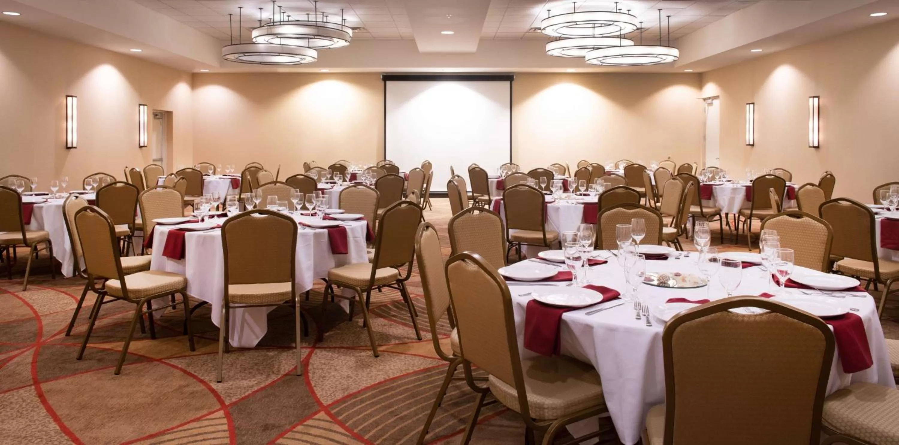 Meeting/conference room in DoubleTree Hotel & Suites Charleston Airport