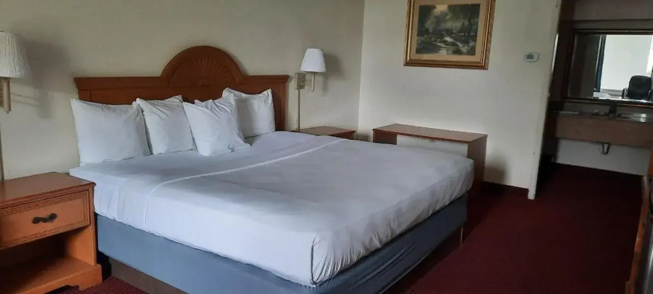 Bedroom, Bed in Stayable Suites Lakeland