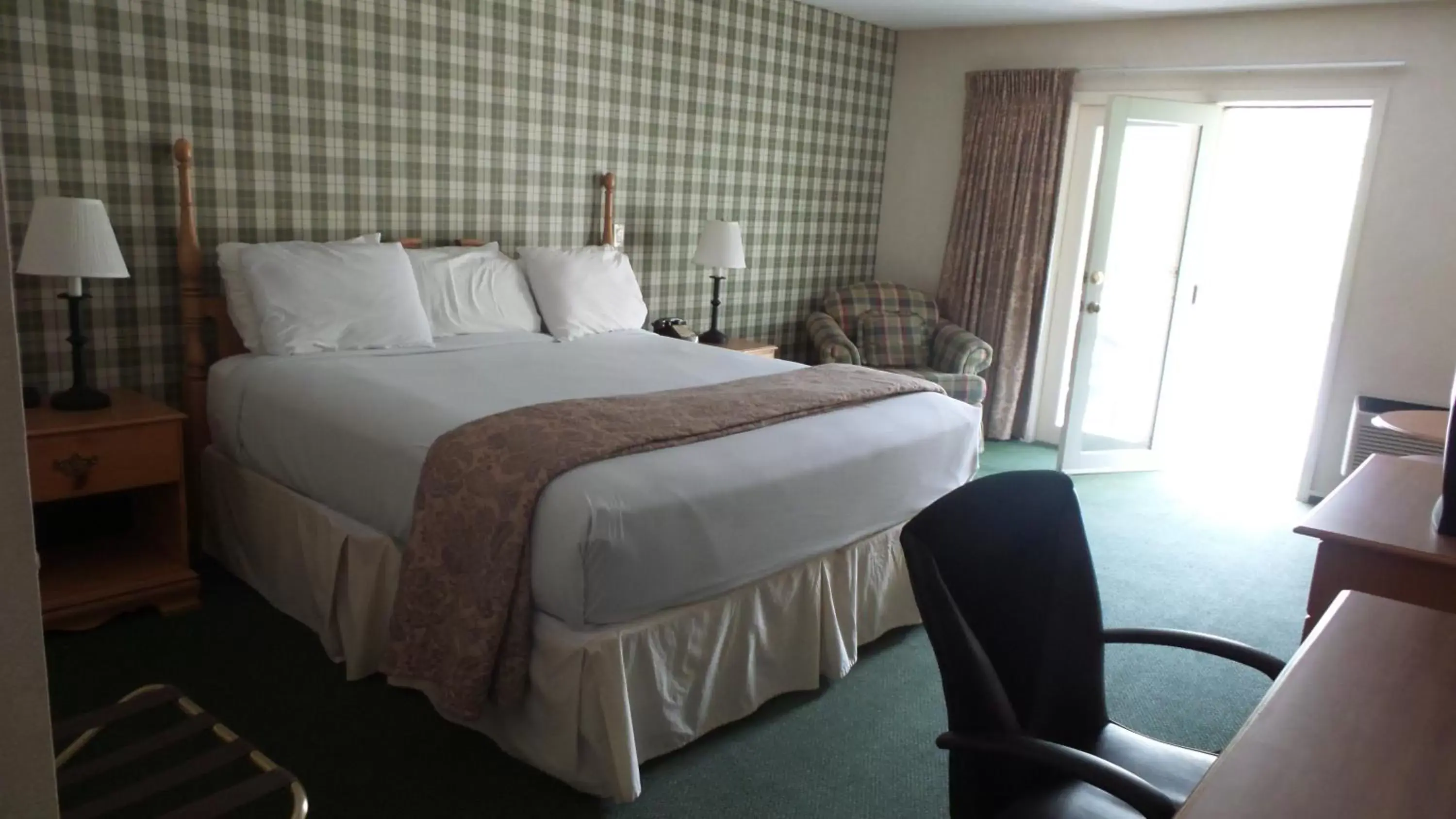 Bed in Green Granite Inn, Ascend Hotel Collection