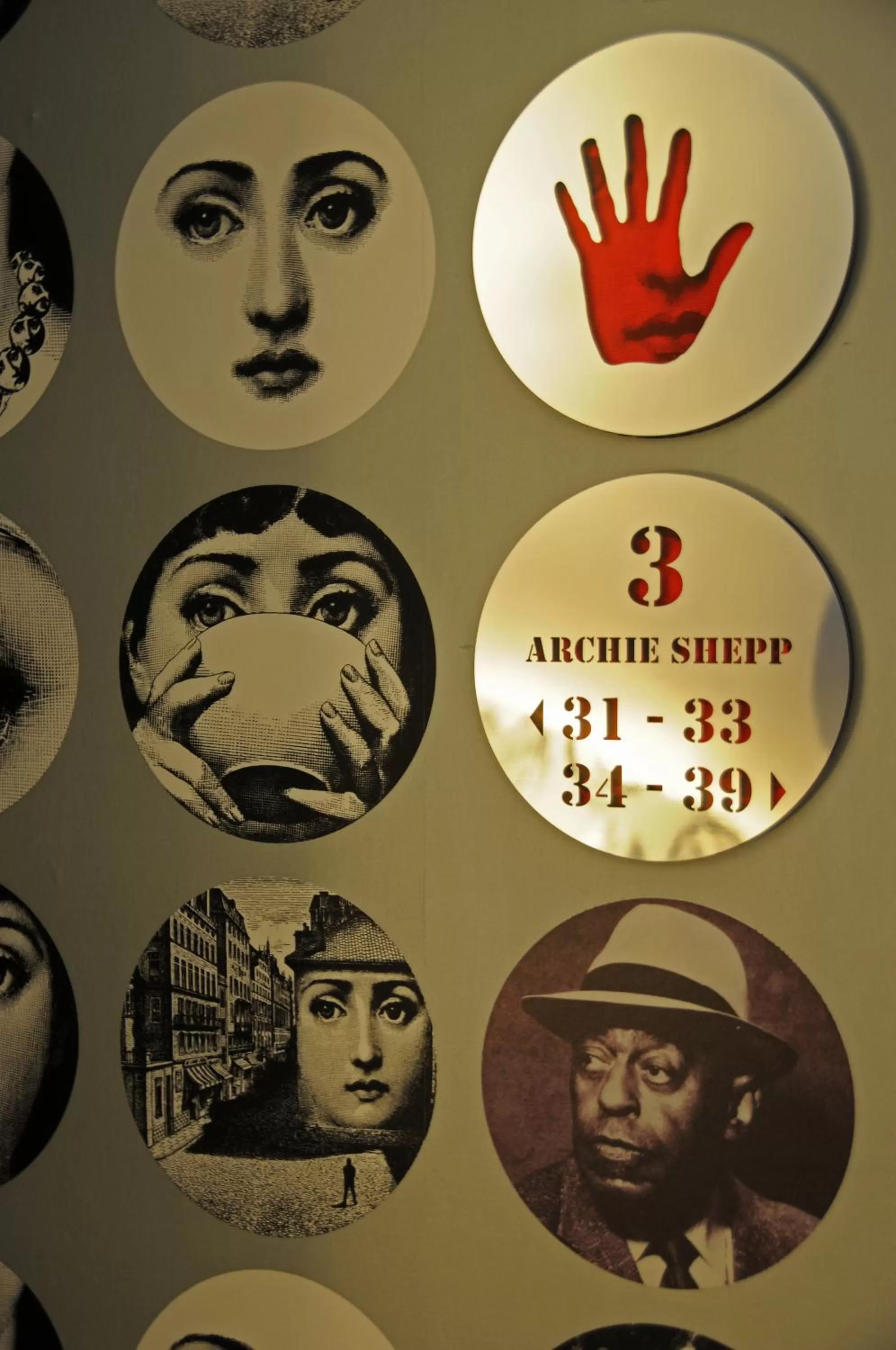 Decorative detail in Hôtel du Triangle d'Or