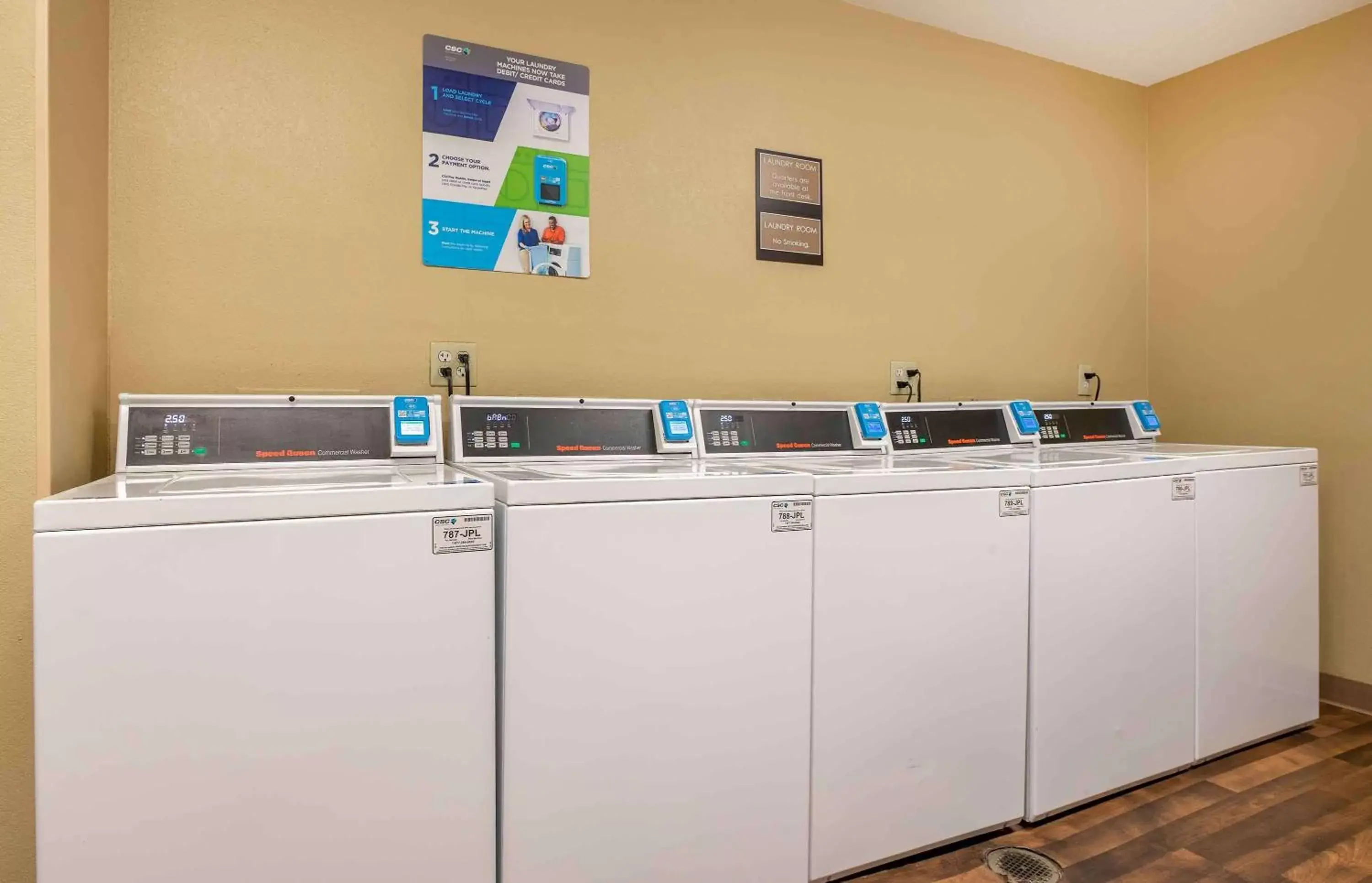 Property building in Extended Stay America Suites - Cincinnati - Blue Ash - Kenwood Road Property building in Extended Stay America Suites - Cincinnati - Blue Ash - Kenwood Road