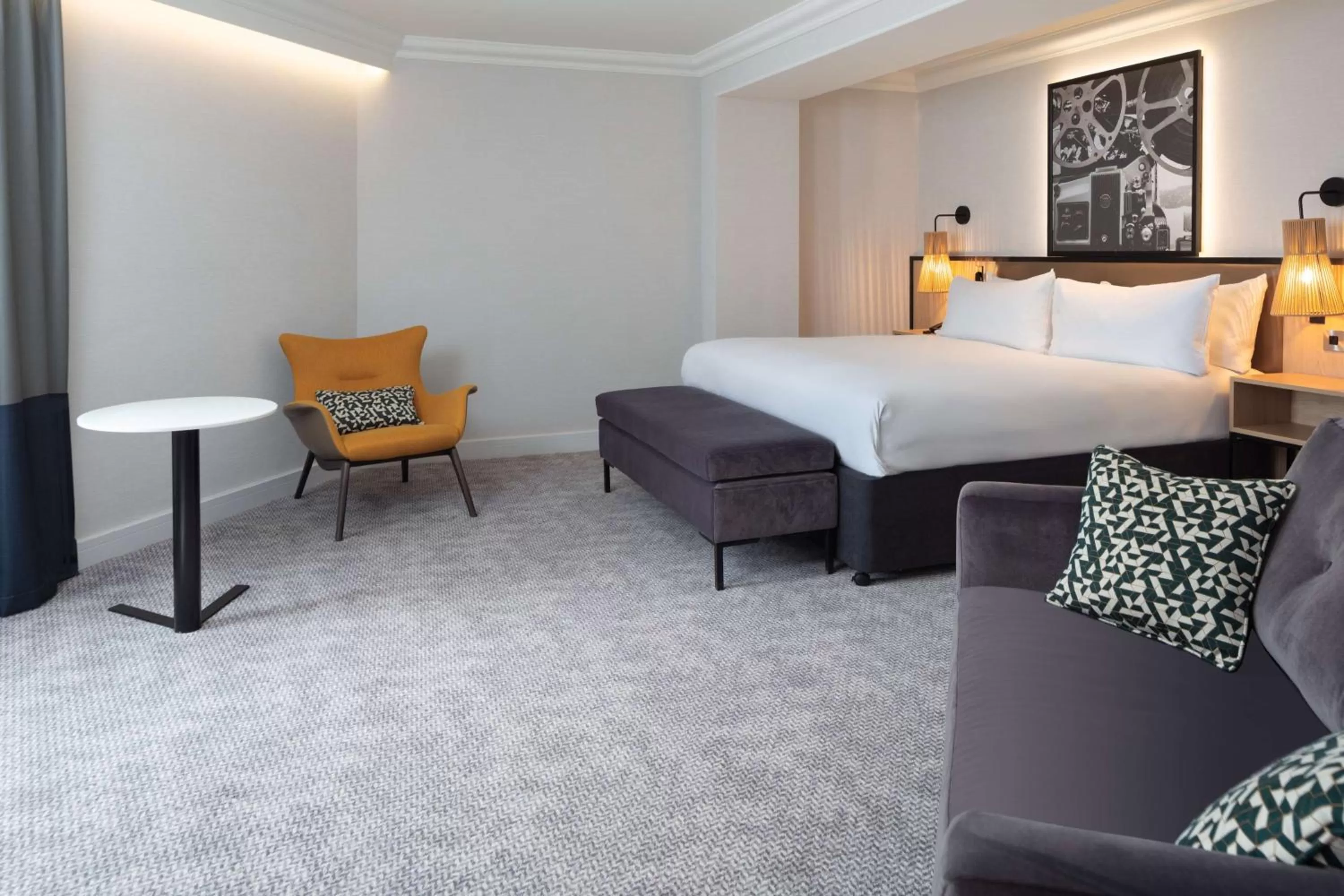 Living room, Bed in DoubleTree by Hilton London Elstree
