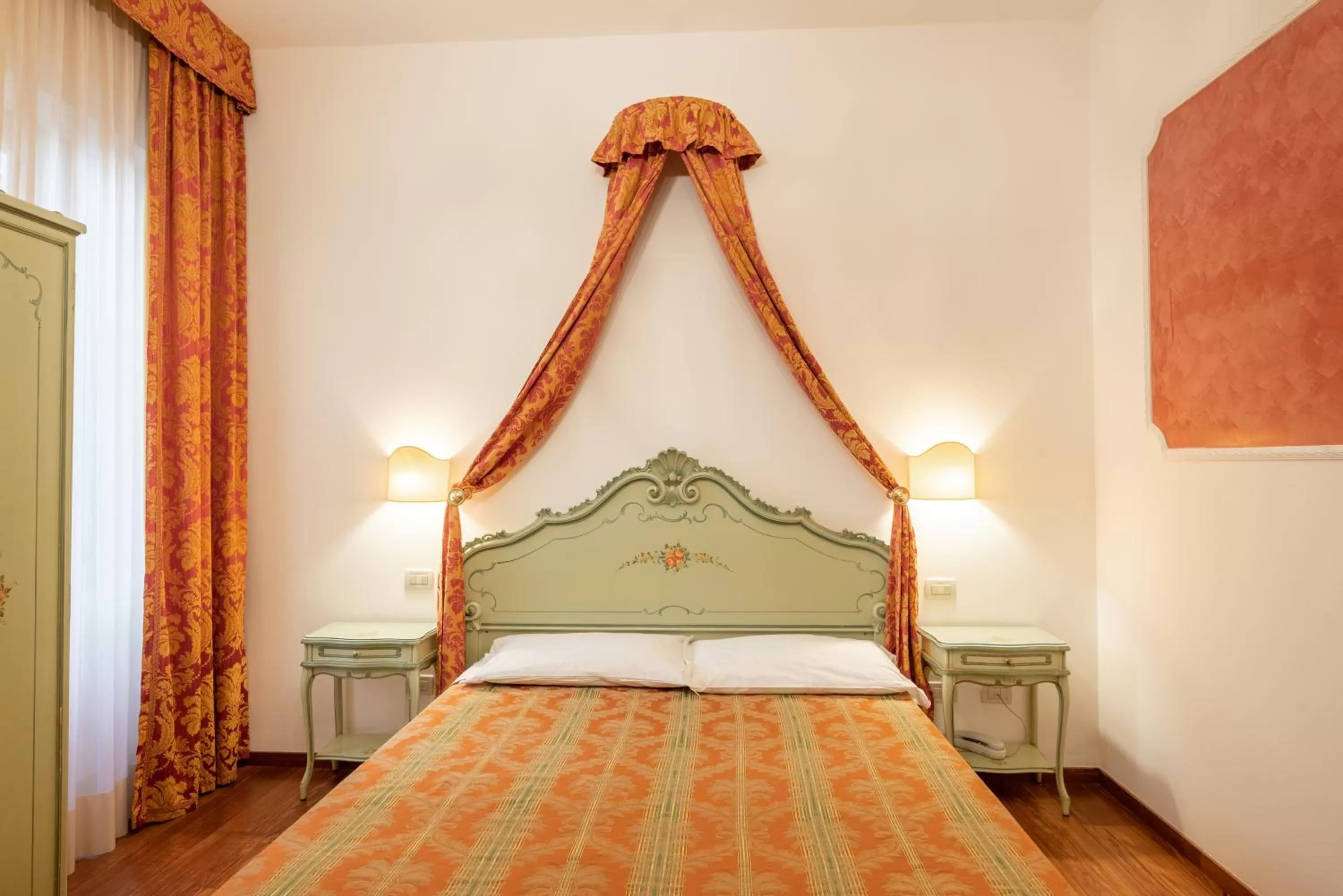 Bed in Hotel al Sotoportego