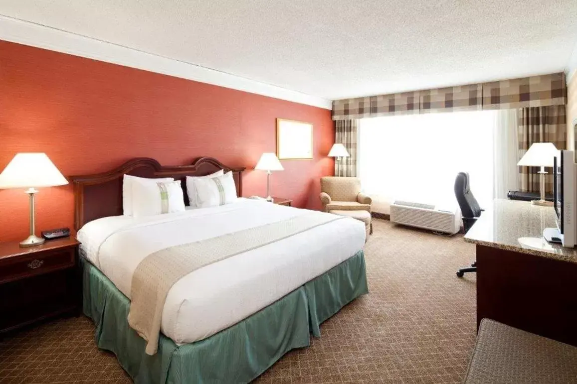 Photo of the whole room, Bed in Holiday Inn Cleveland-Mayfield, an IHG Hotel