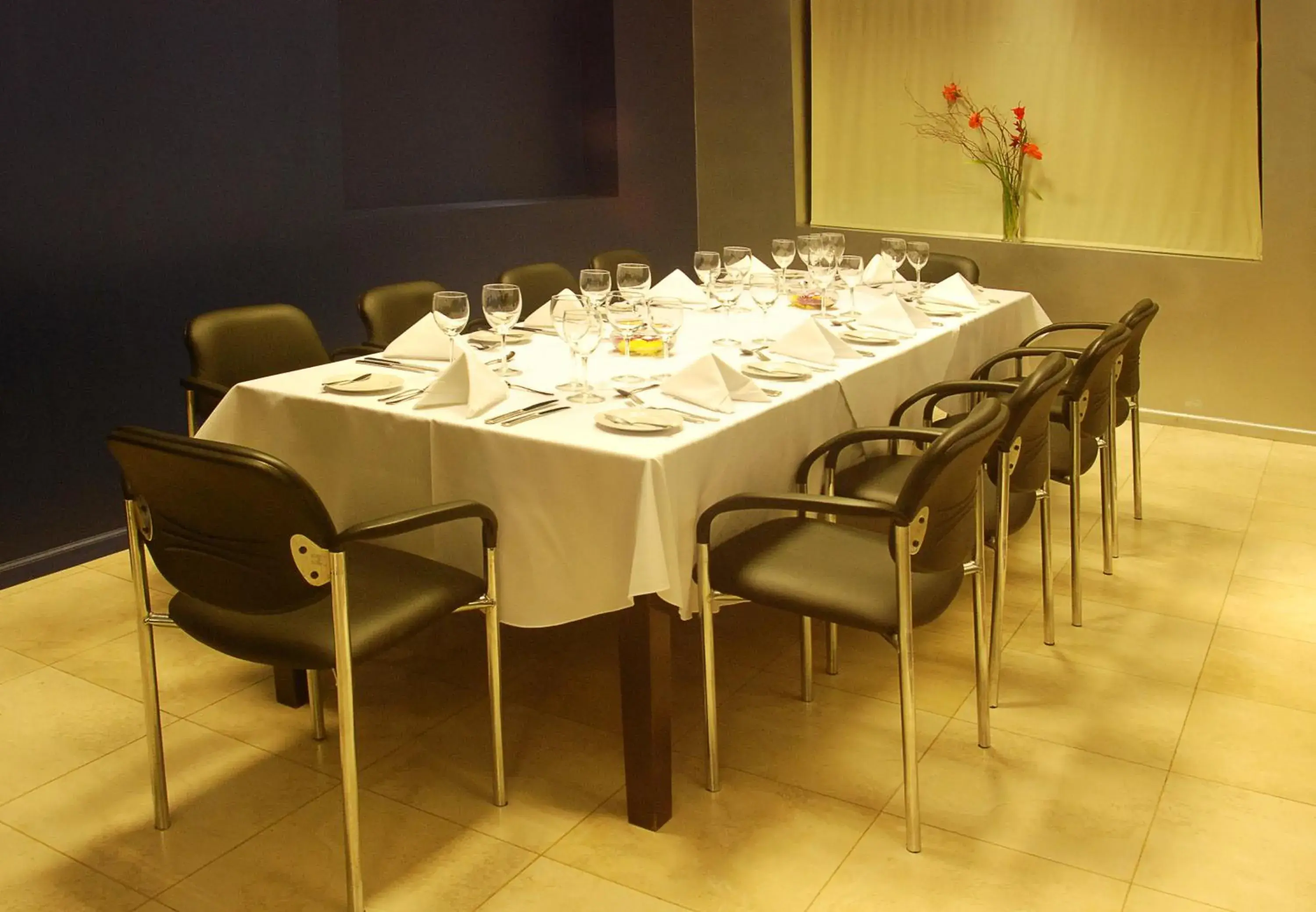 Business facilities, Restaurant/Places to Eat in Howard Johnson Plaza Jujuy