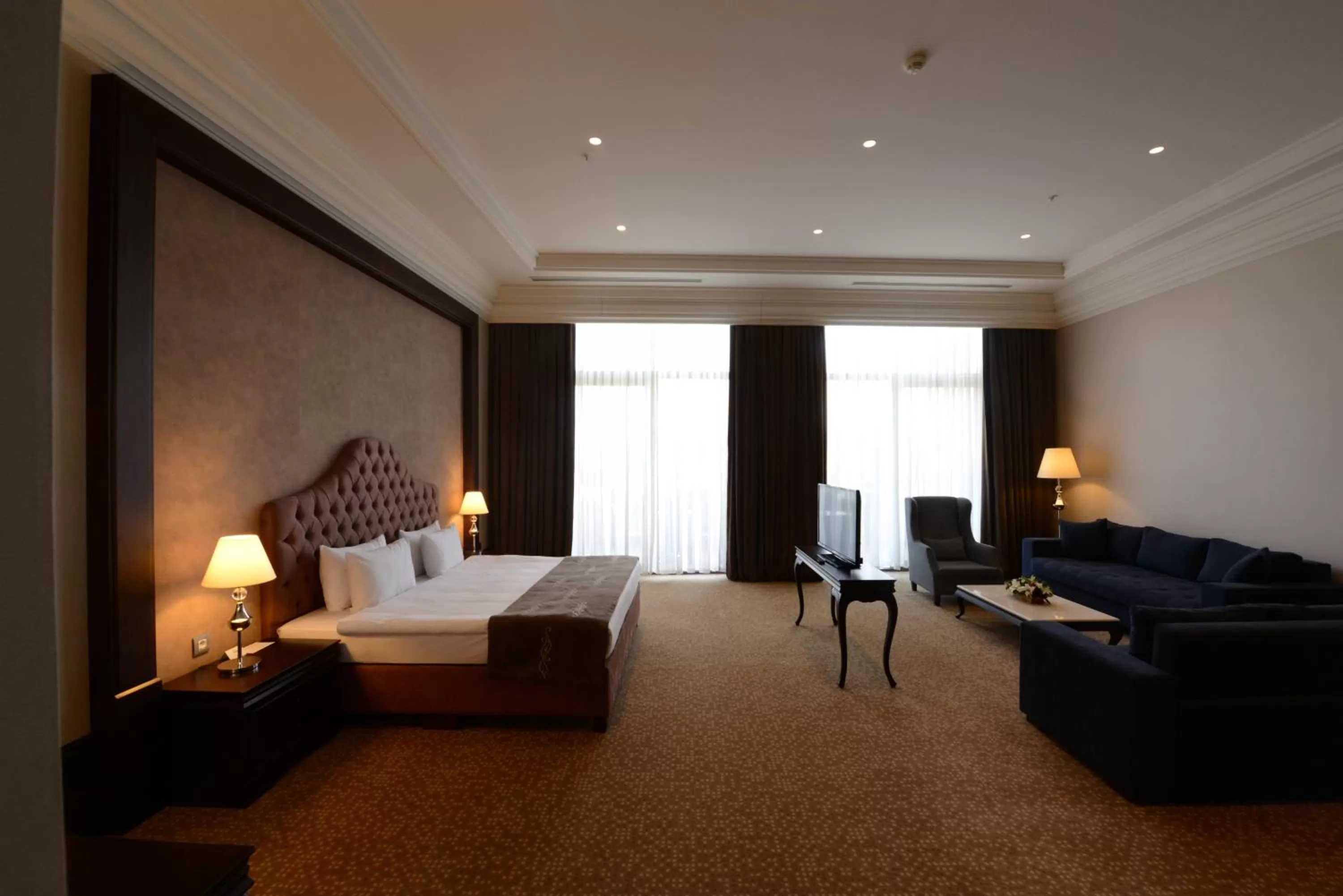 Seating area, Bed in Vialand Palace Hotel