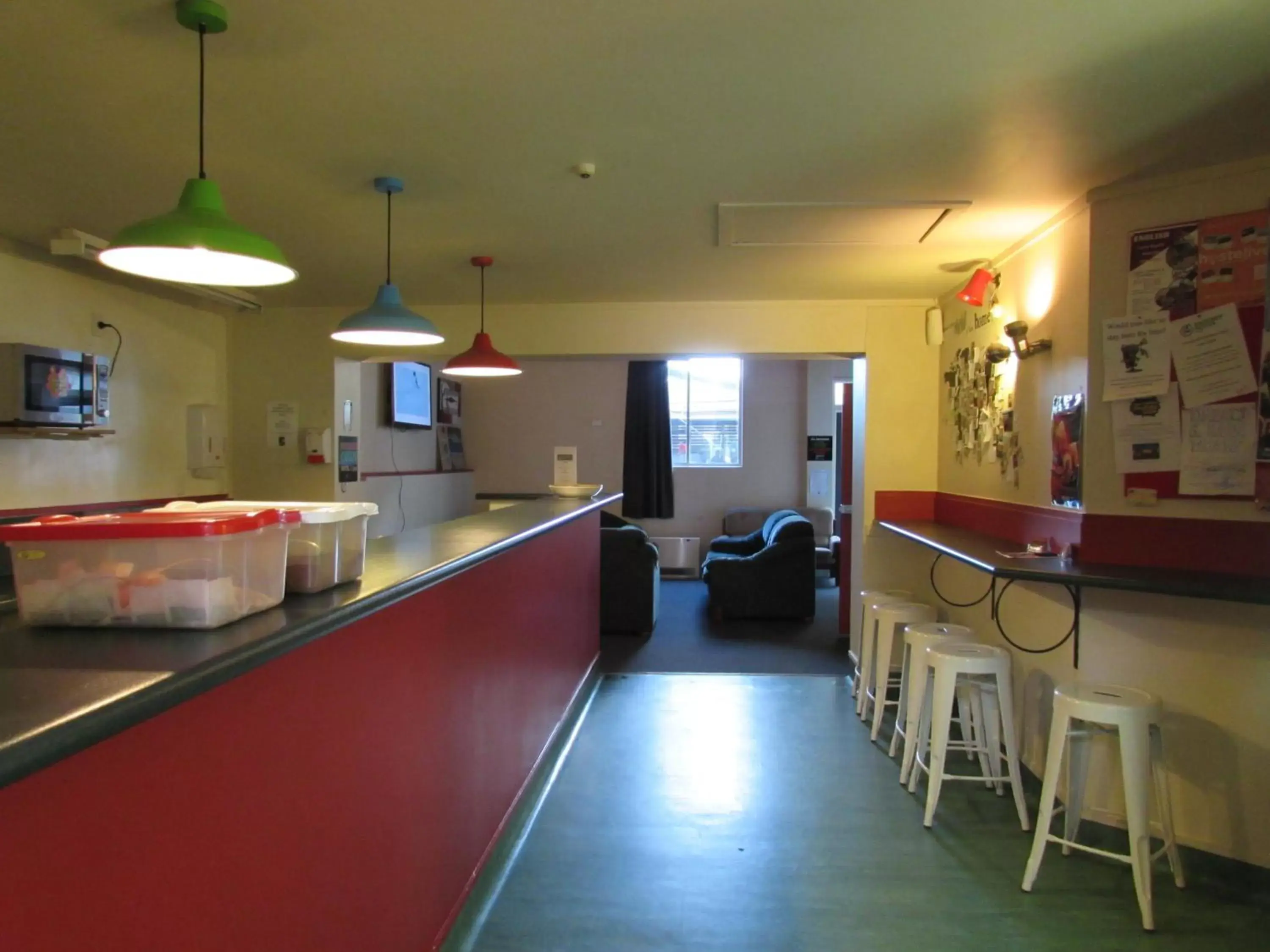 Communal lounge/ TV room, Kitchen/Kitchenette in Rotorua Downtown Backpackers