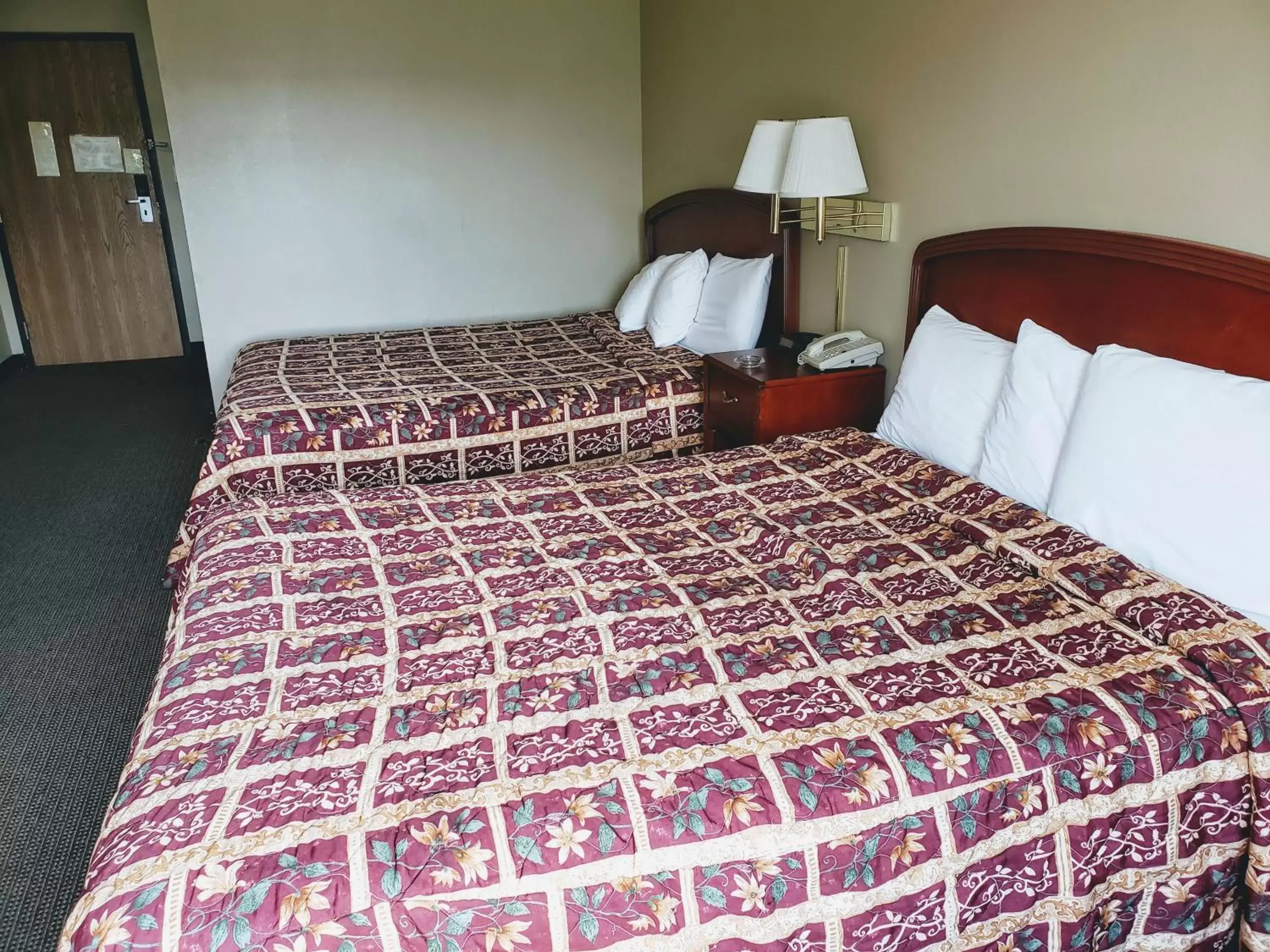 Bed in Days Inn & Suites by Wyndham of Morris