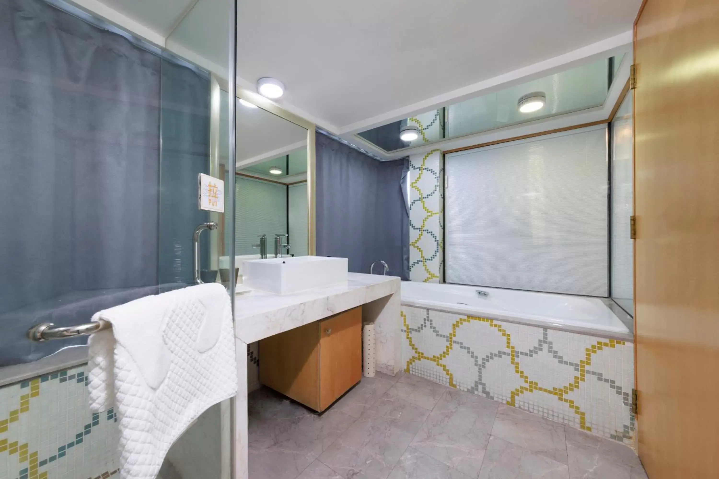 Bath, Bathroom in Sunflower Hotel & Residence, Shenzhen